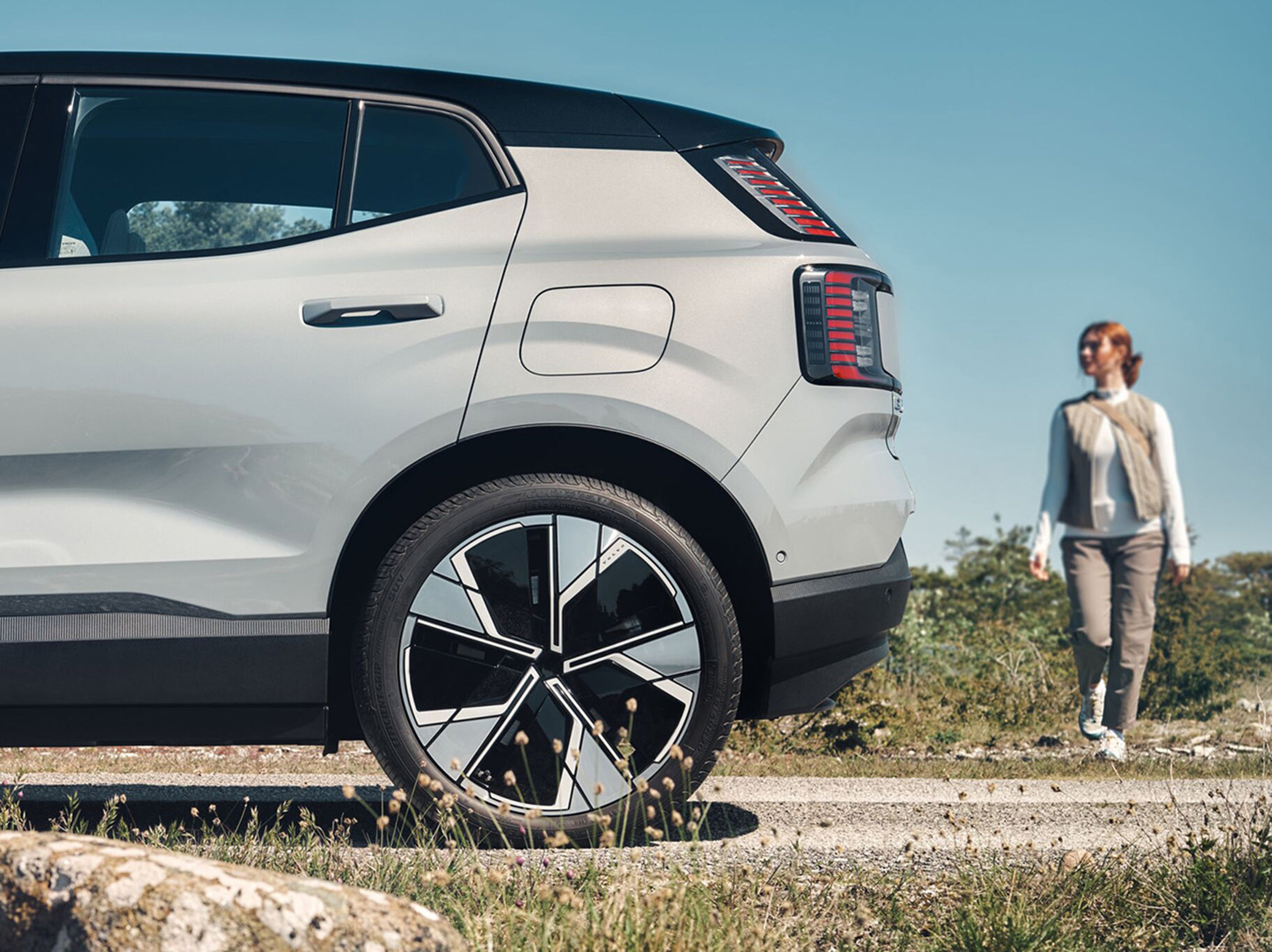 Predný pohľad na Volvo EX30 prechádzajúce mestskymi ulicami