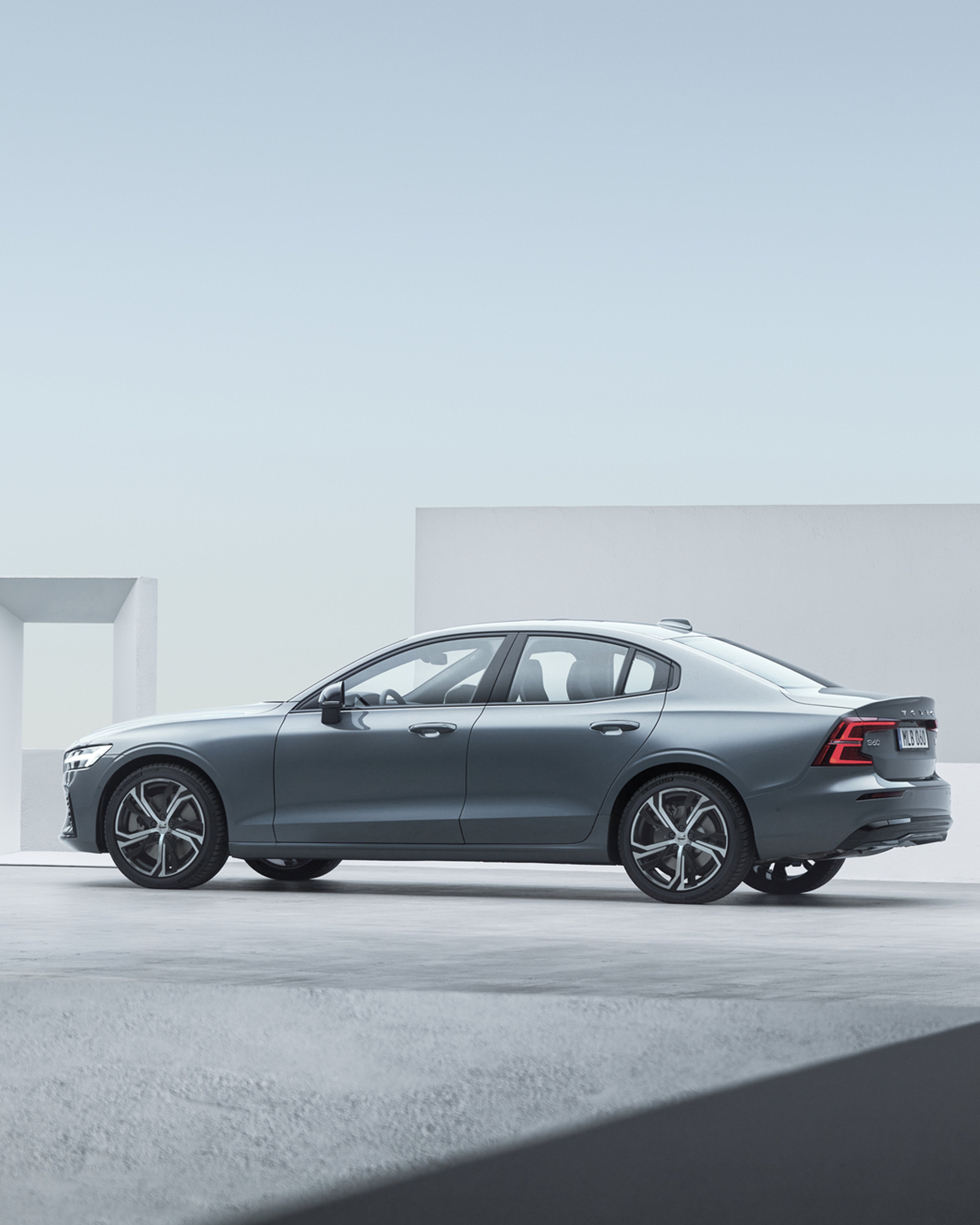 Sølv S60 sett fra siden i studio-miljø