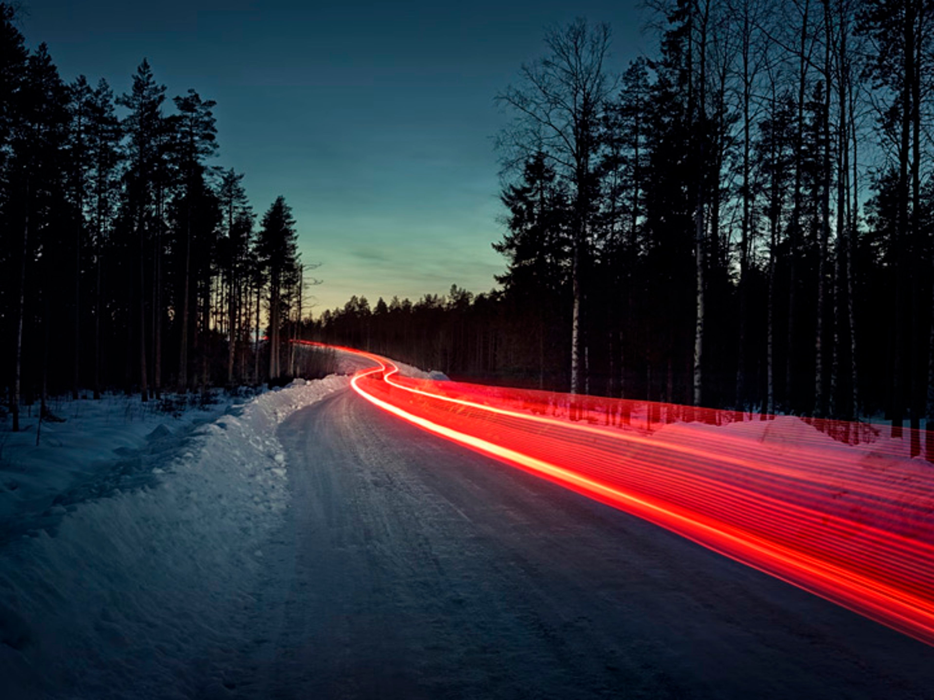 Haz de luz de un Volvo en una carretera