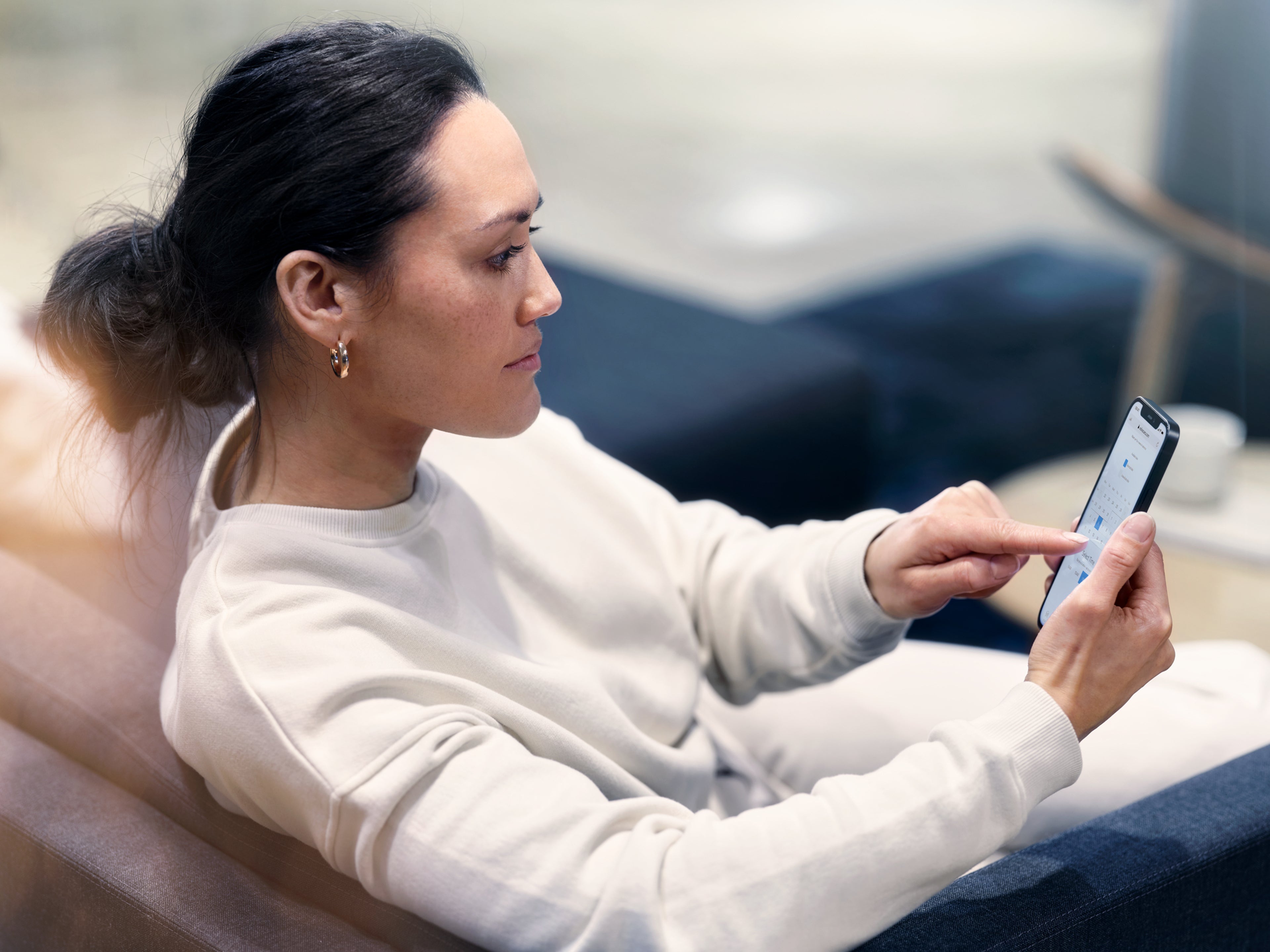 Клиент ждет свой автомобиль в зоне отдыха вольво