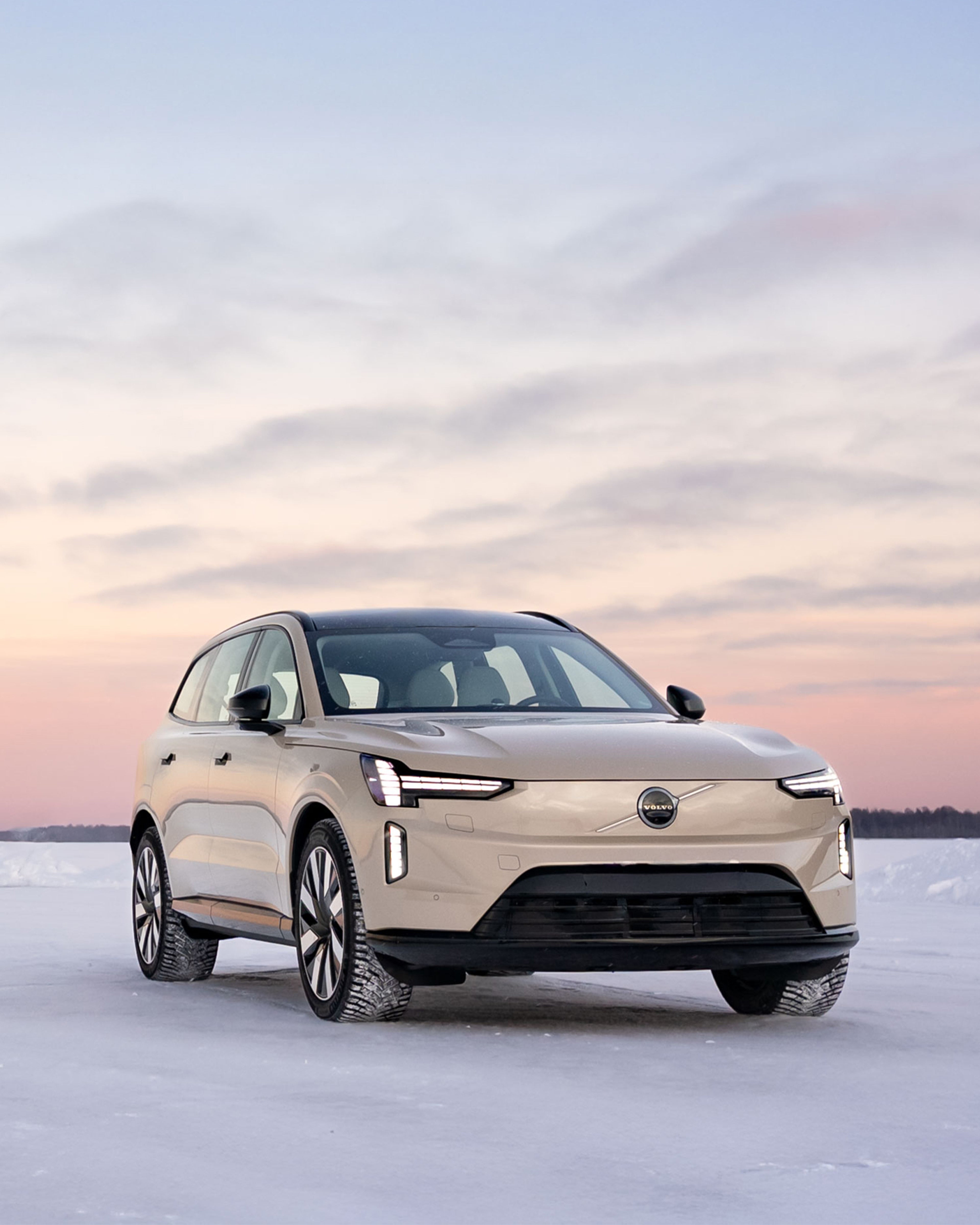 Volvo EX90 på snö i gryning