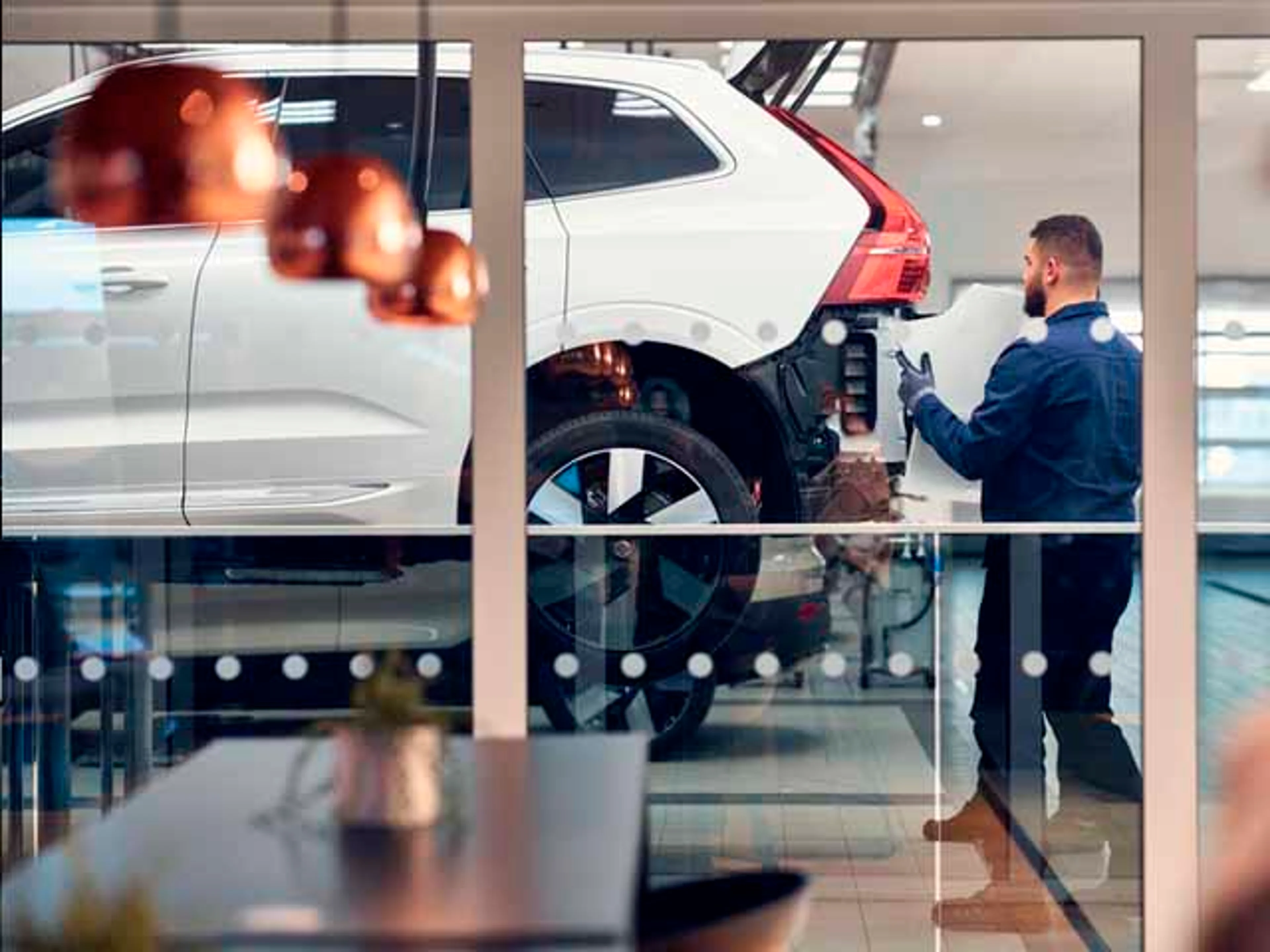 Un mecánico haciendo un cambio en la chapa de un vehículo Volvo