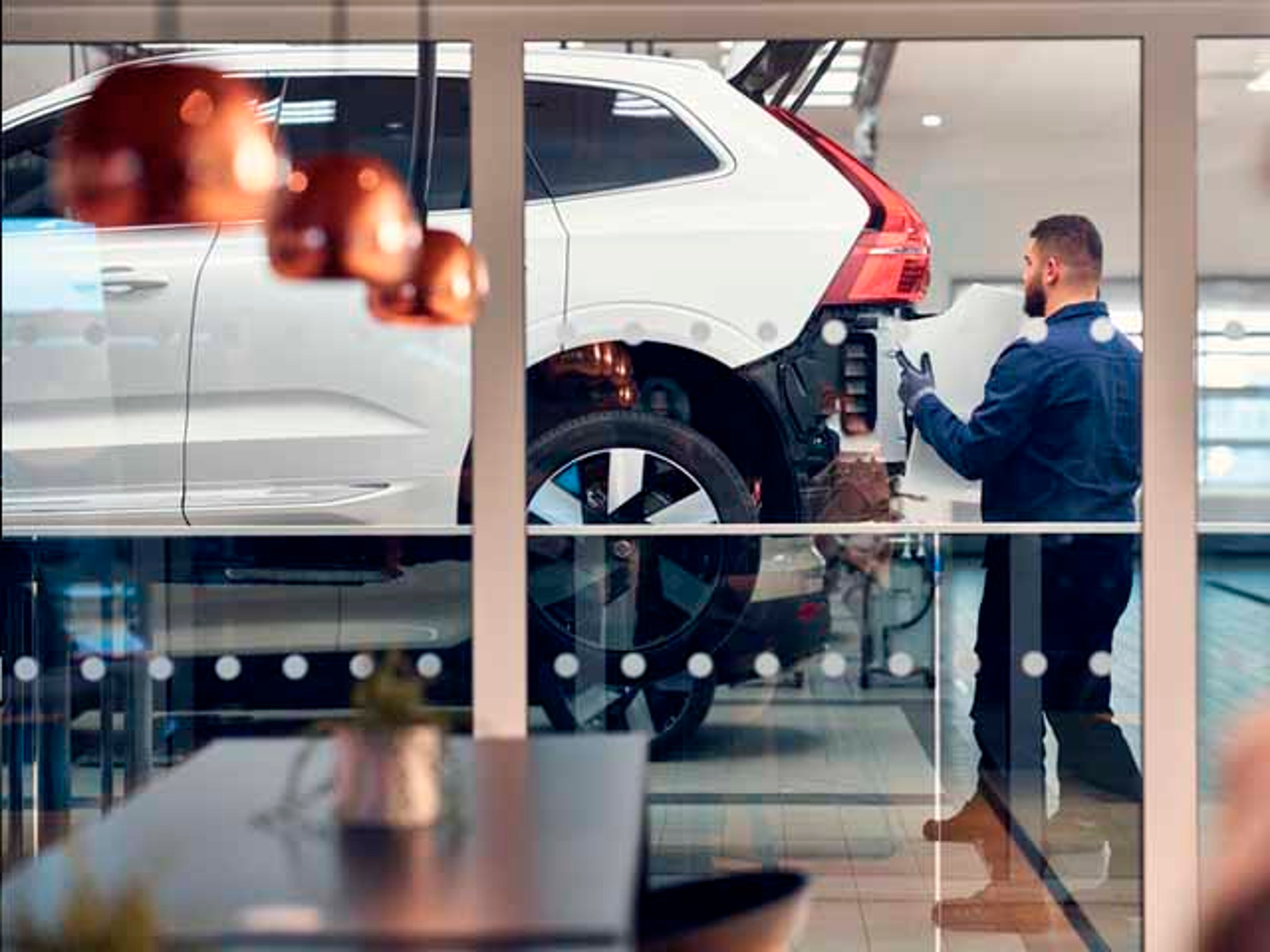 Un mecánico haciendo un cambio en la chapa de un vehículo Volvo