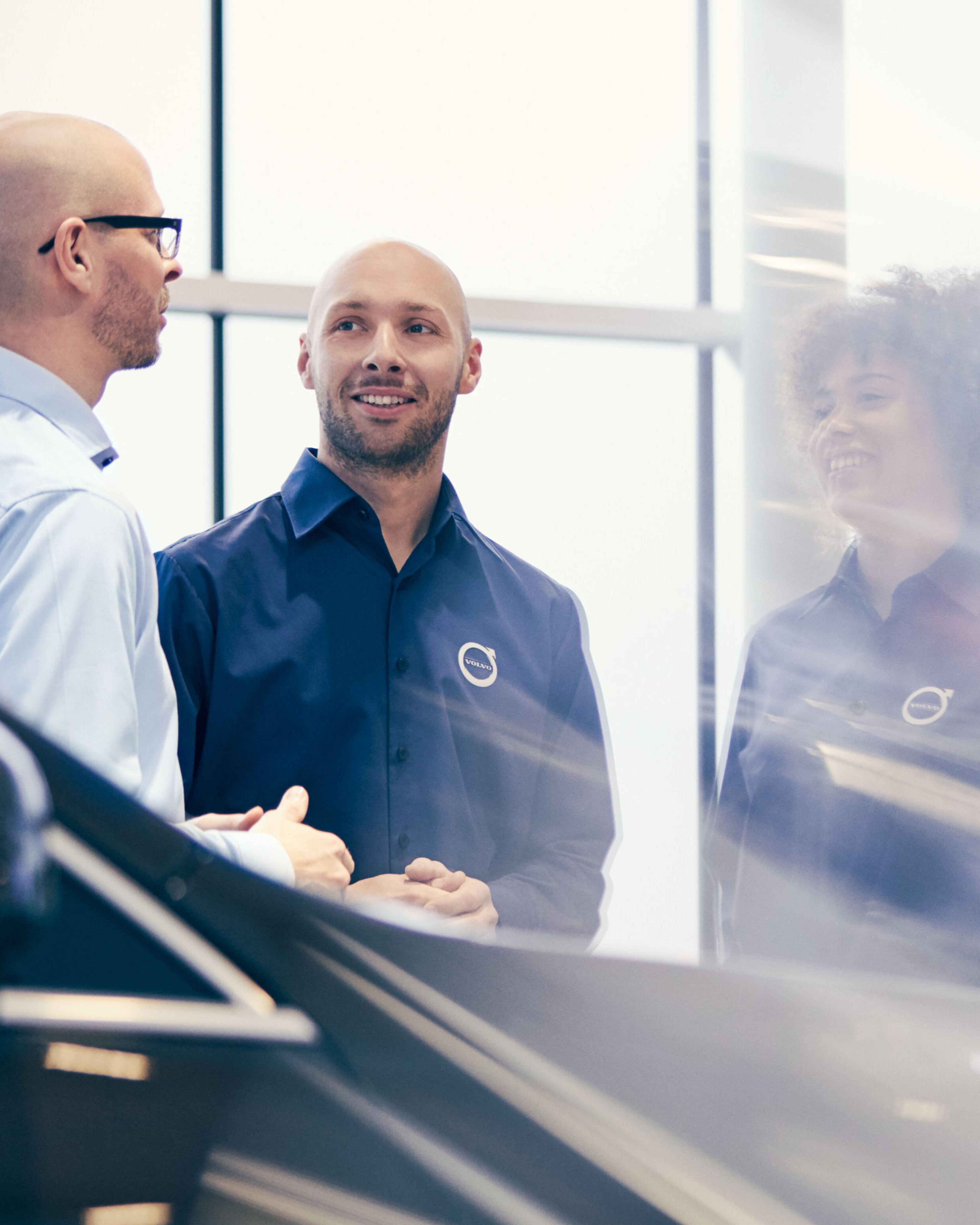 Ein Mann unterhält sich mit einem Volvo Servicetechniker