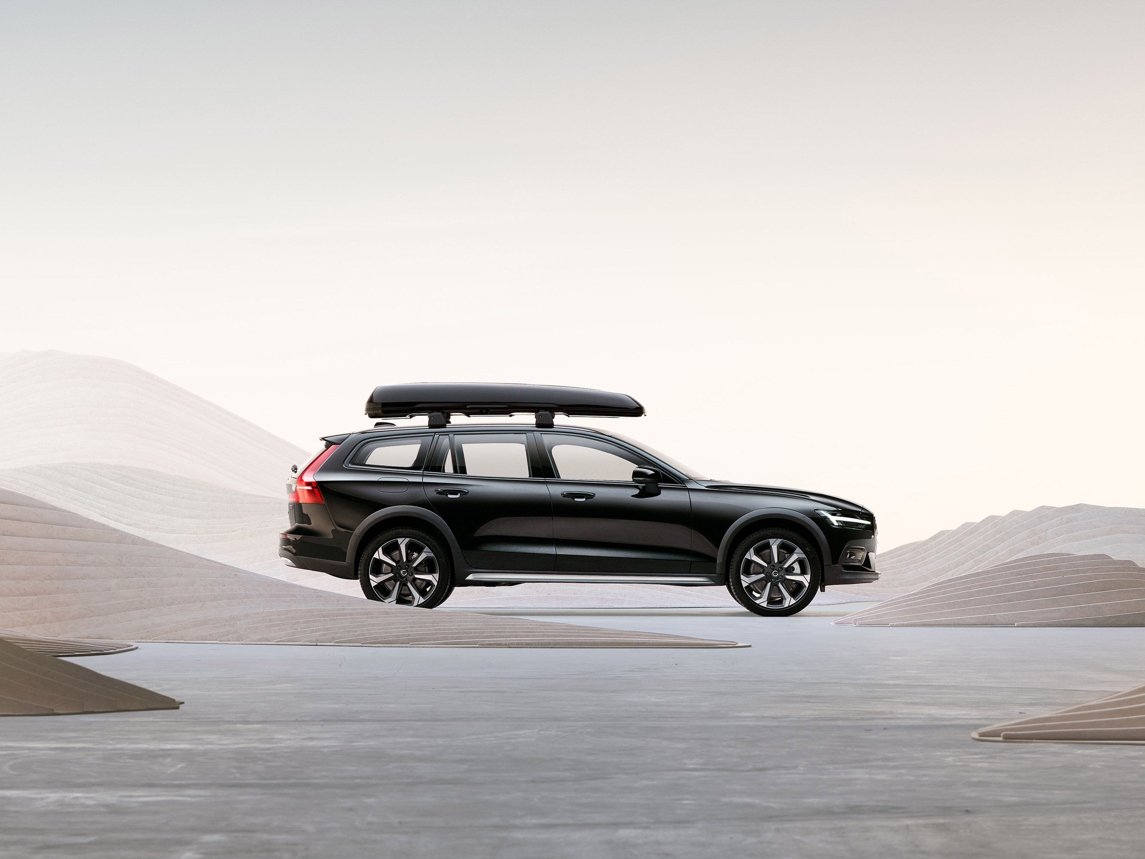 Egy Volvo oldalnézetből, tetején tetőcsomagtartóval