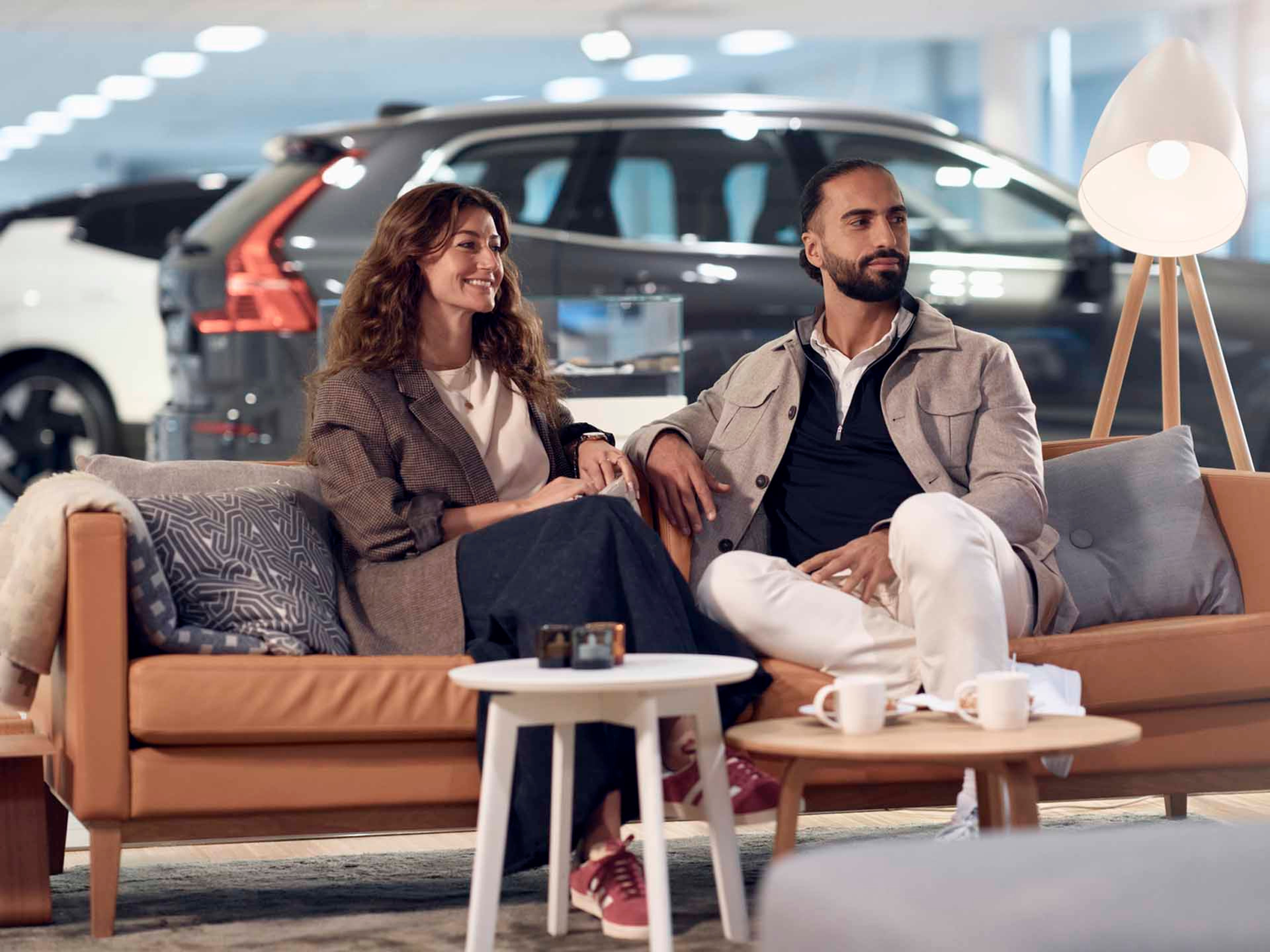 Dos clientes esperando en un concesionario oficial Volvo