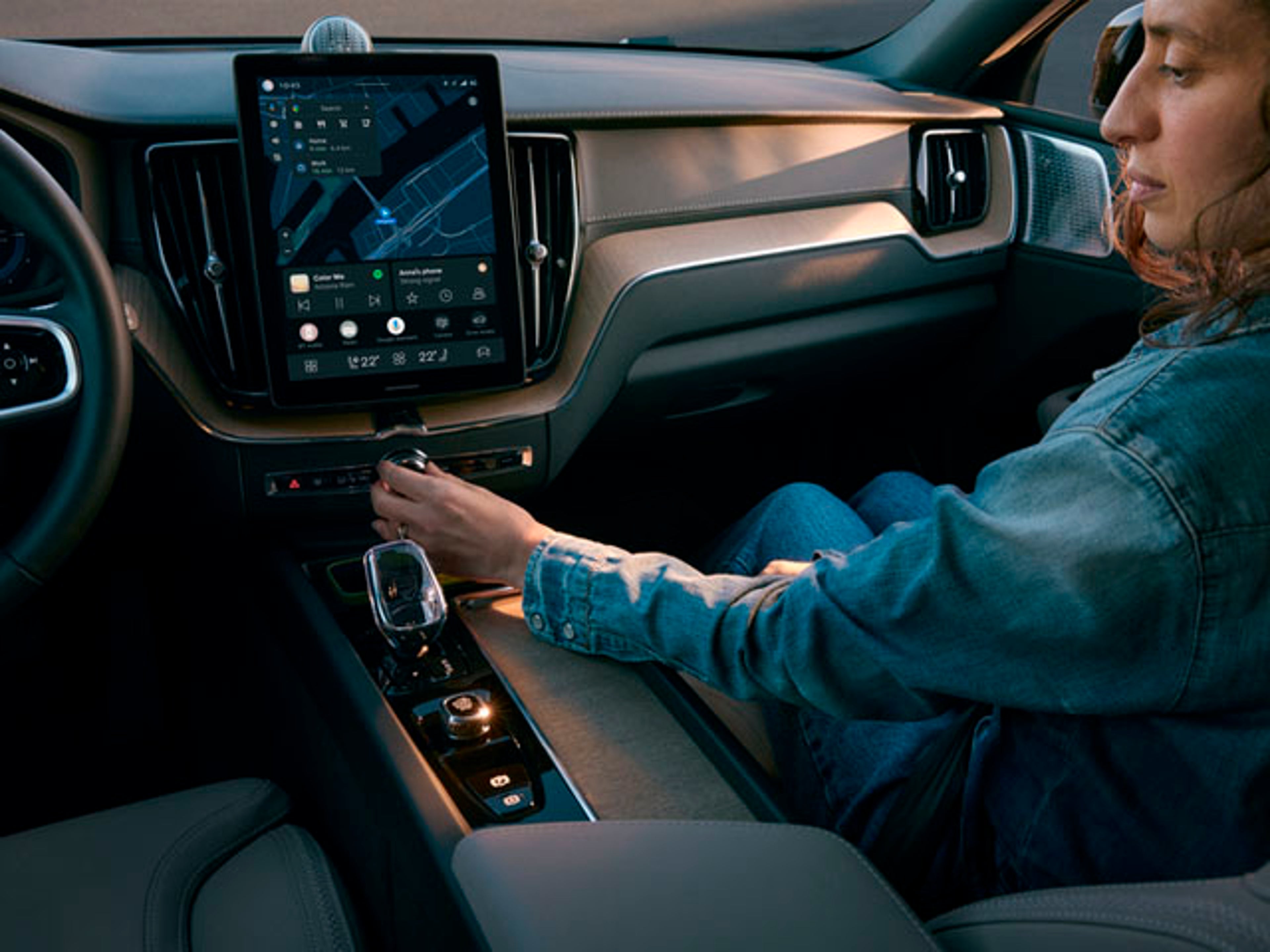 Una mujer tocando los mandos de una consola central