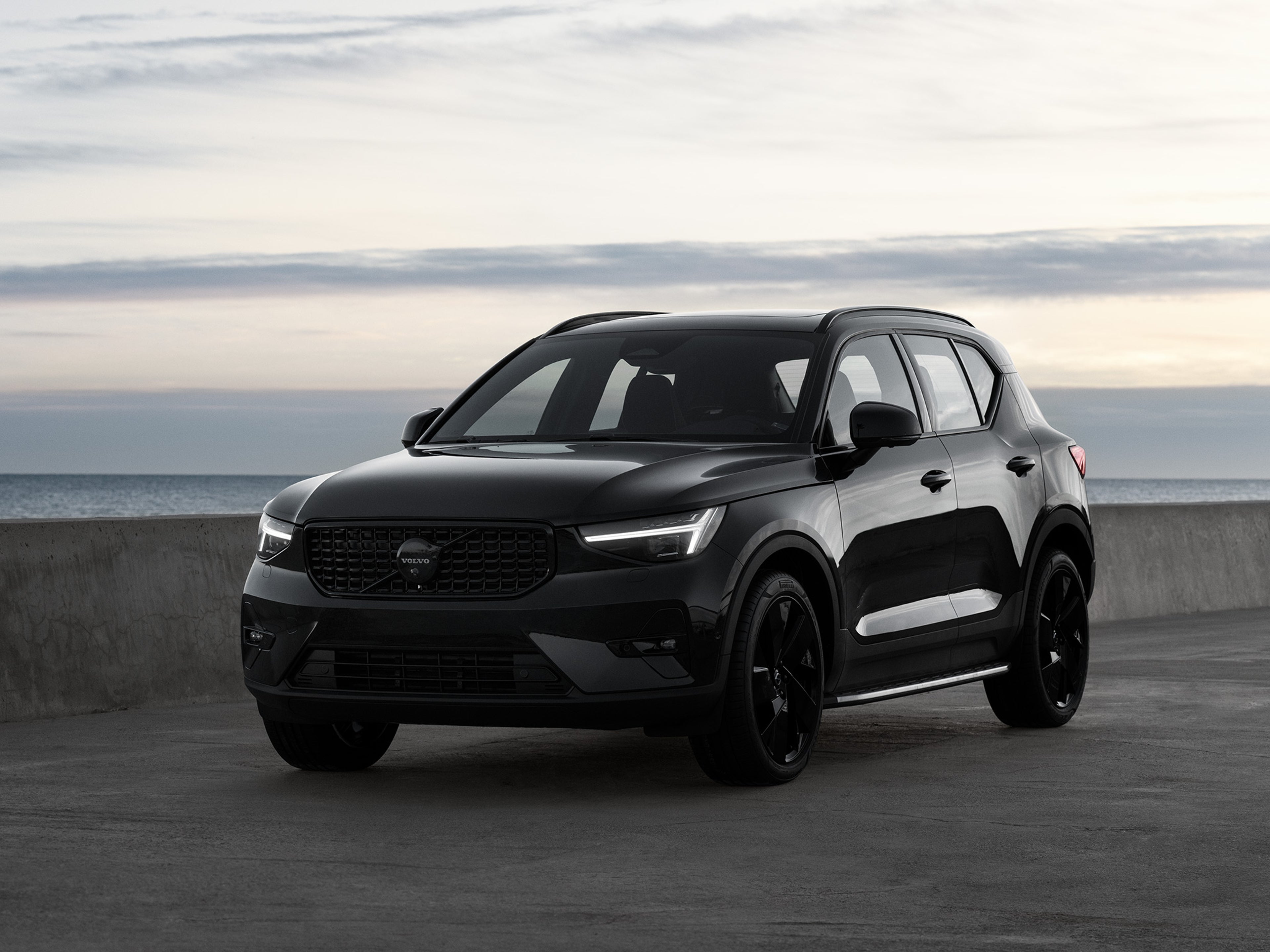 Volvo XC40 Black Edition kevythybridikatumaasturi.