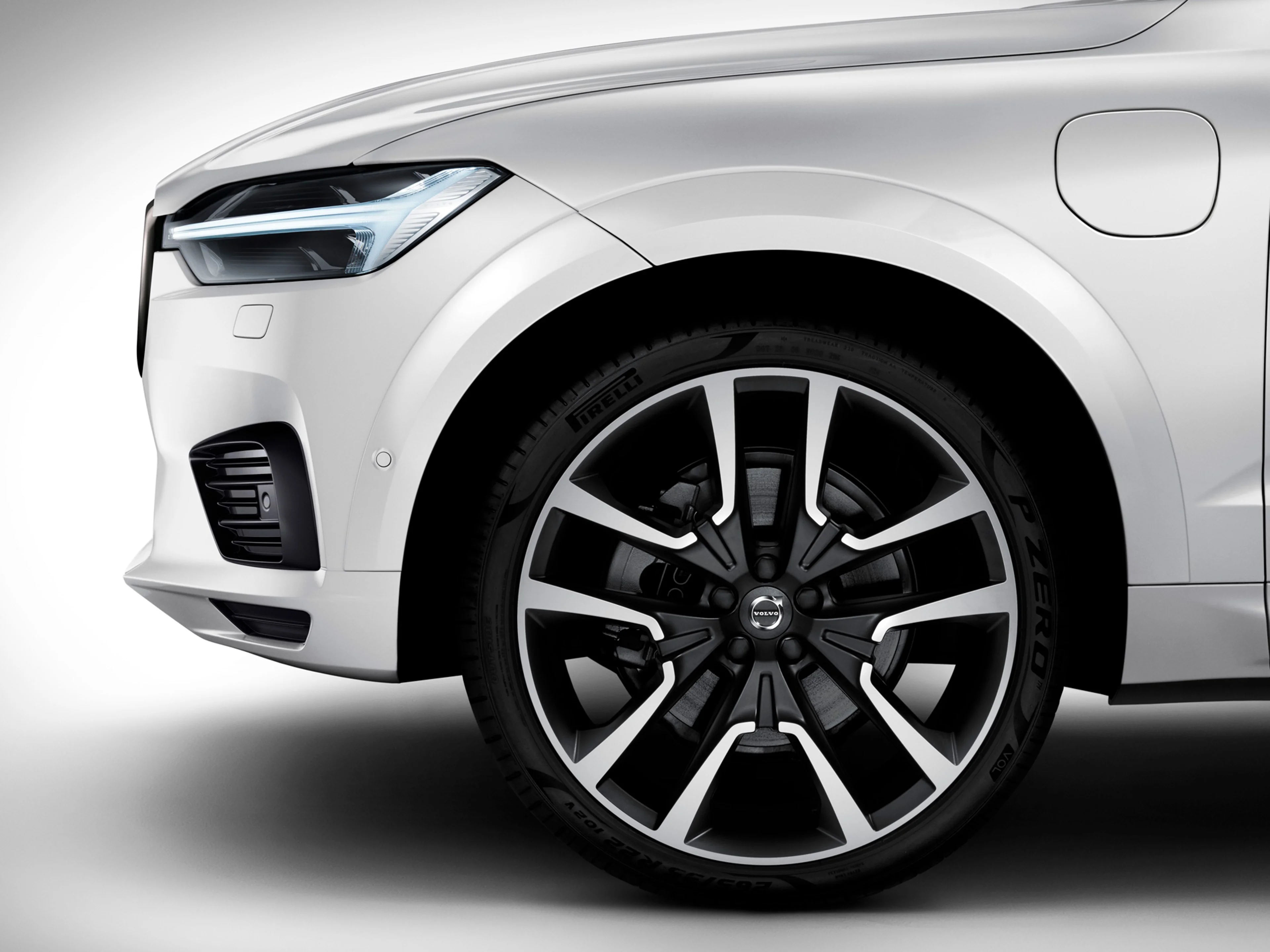 Rin de un vehículo Volvo blanco.