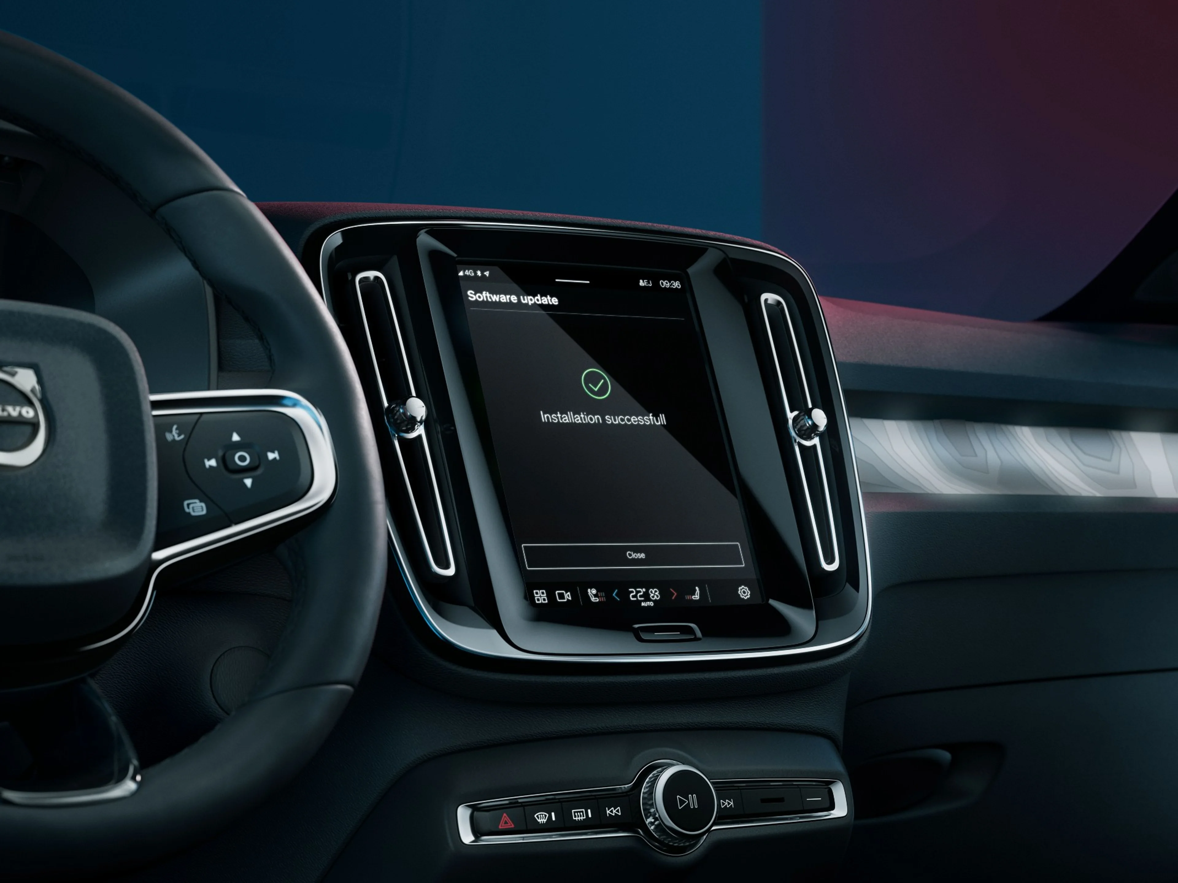 Tela central do painel de um Volvo exibindo uma instalação efetuada com sucesso