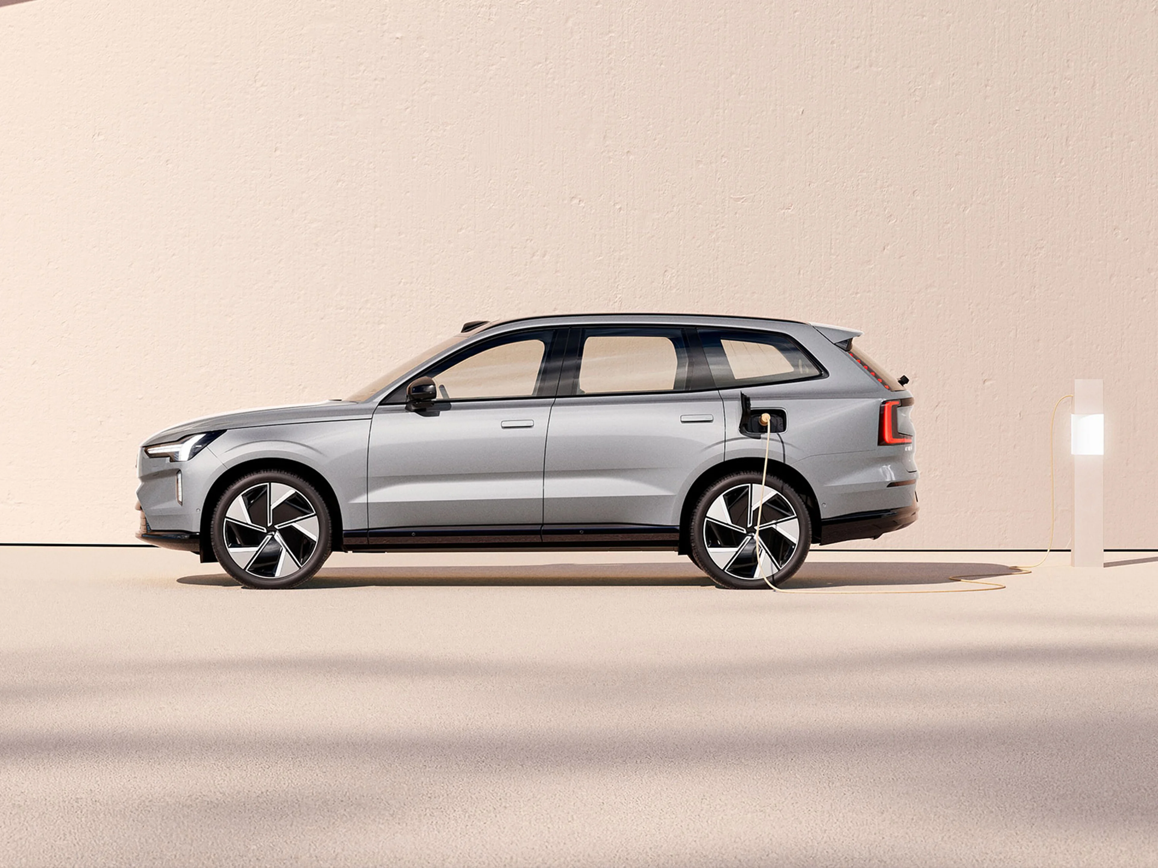 Volvo EX90 de profil en charge