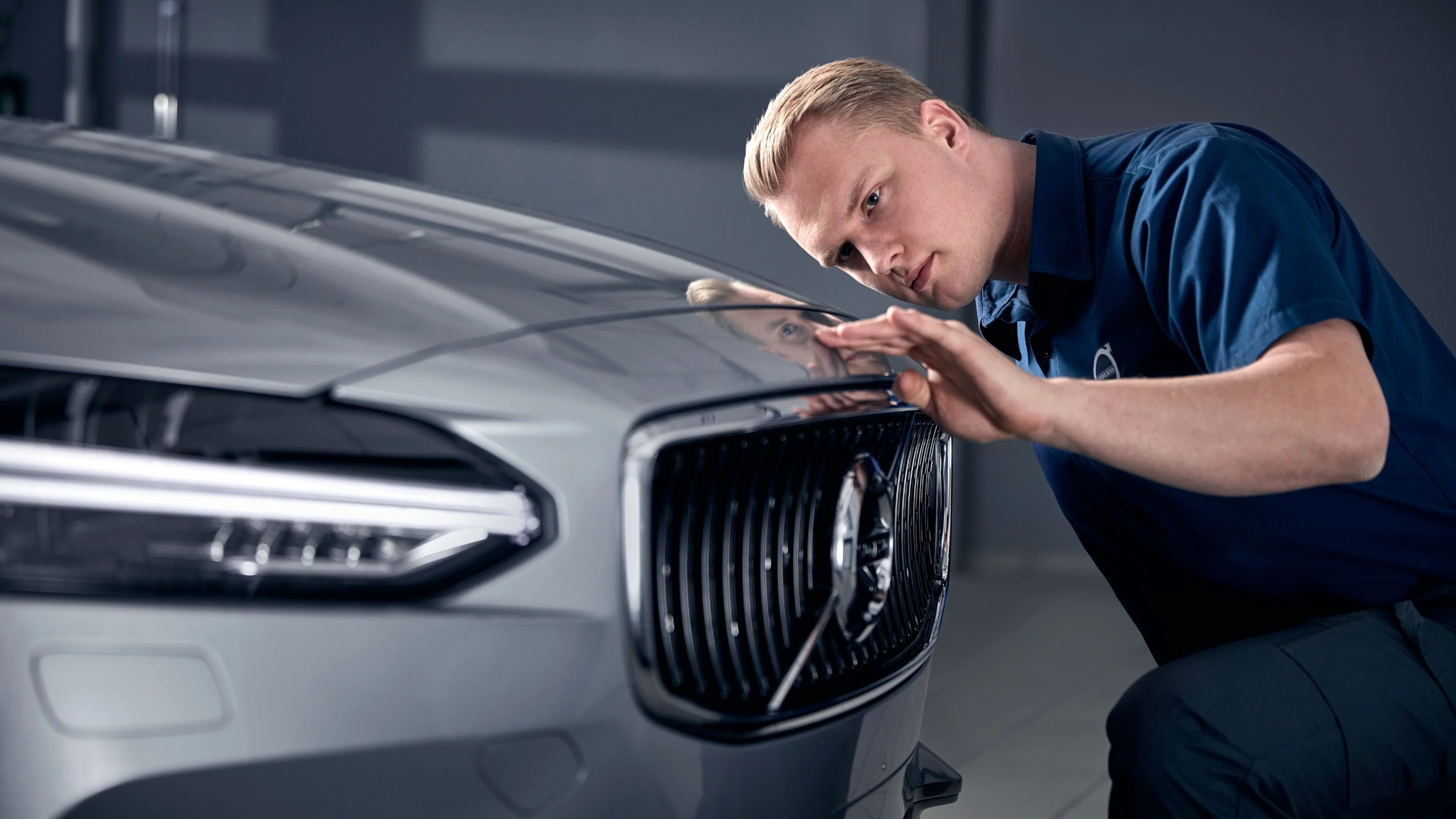 Volvo Mitarbeiter prüft Volvo Fahrzeug auf Makel.