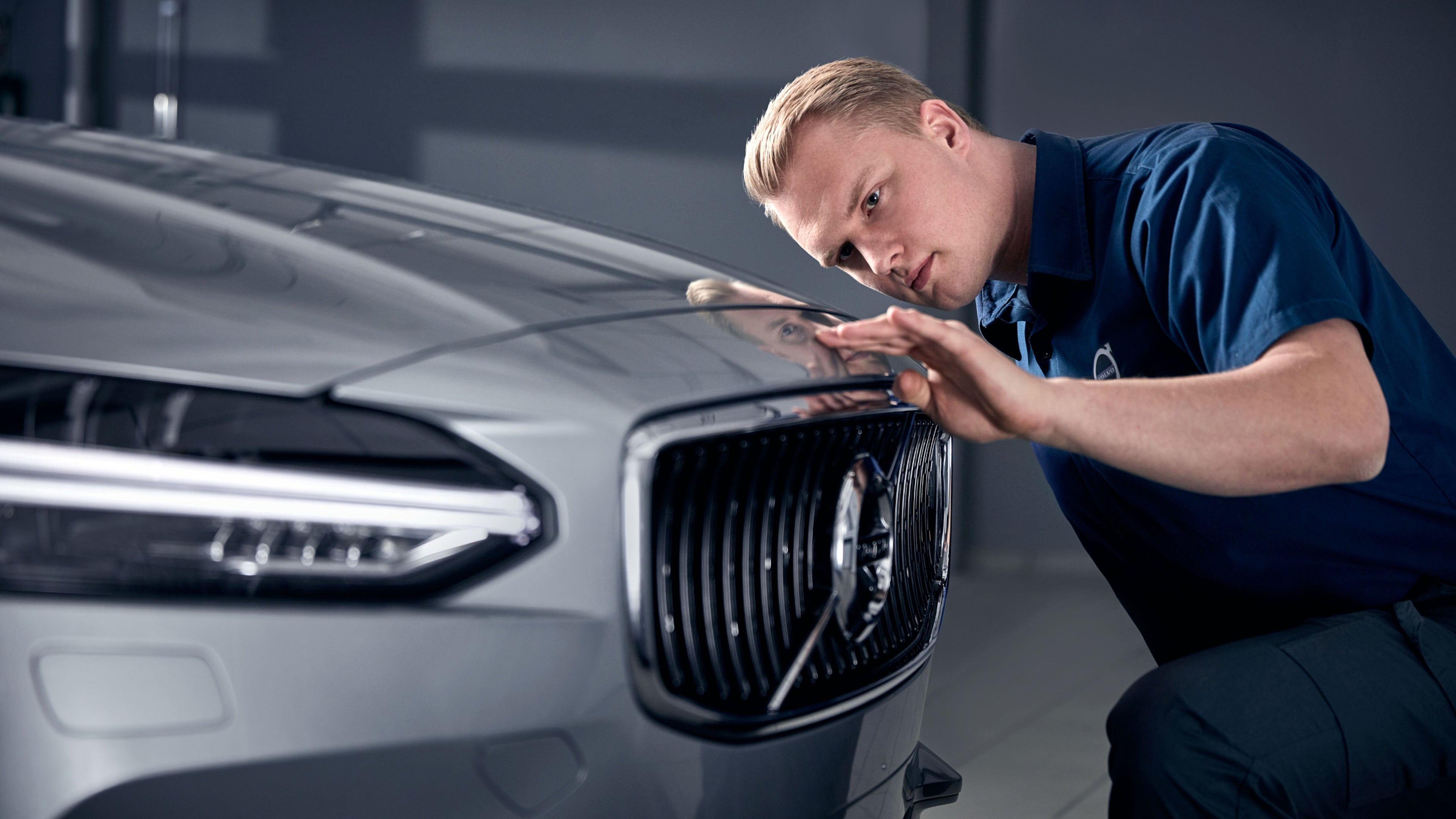 Volvo Mitarbeiter prüft Volvo Fahrzeug auf Makel.