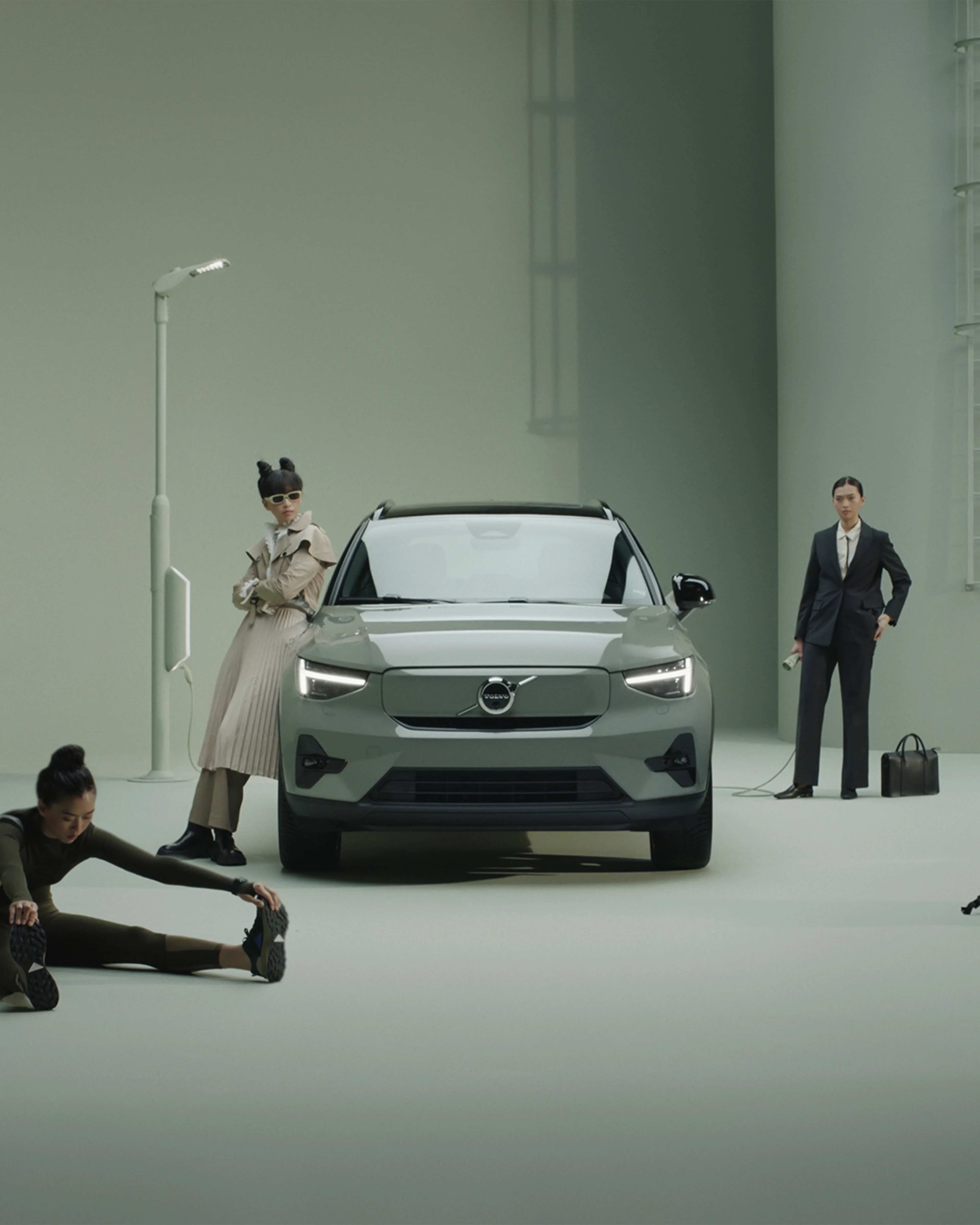 Un Volvo XC40 sobre un fondo claro con un conjunto de personas alrededor.