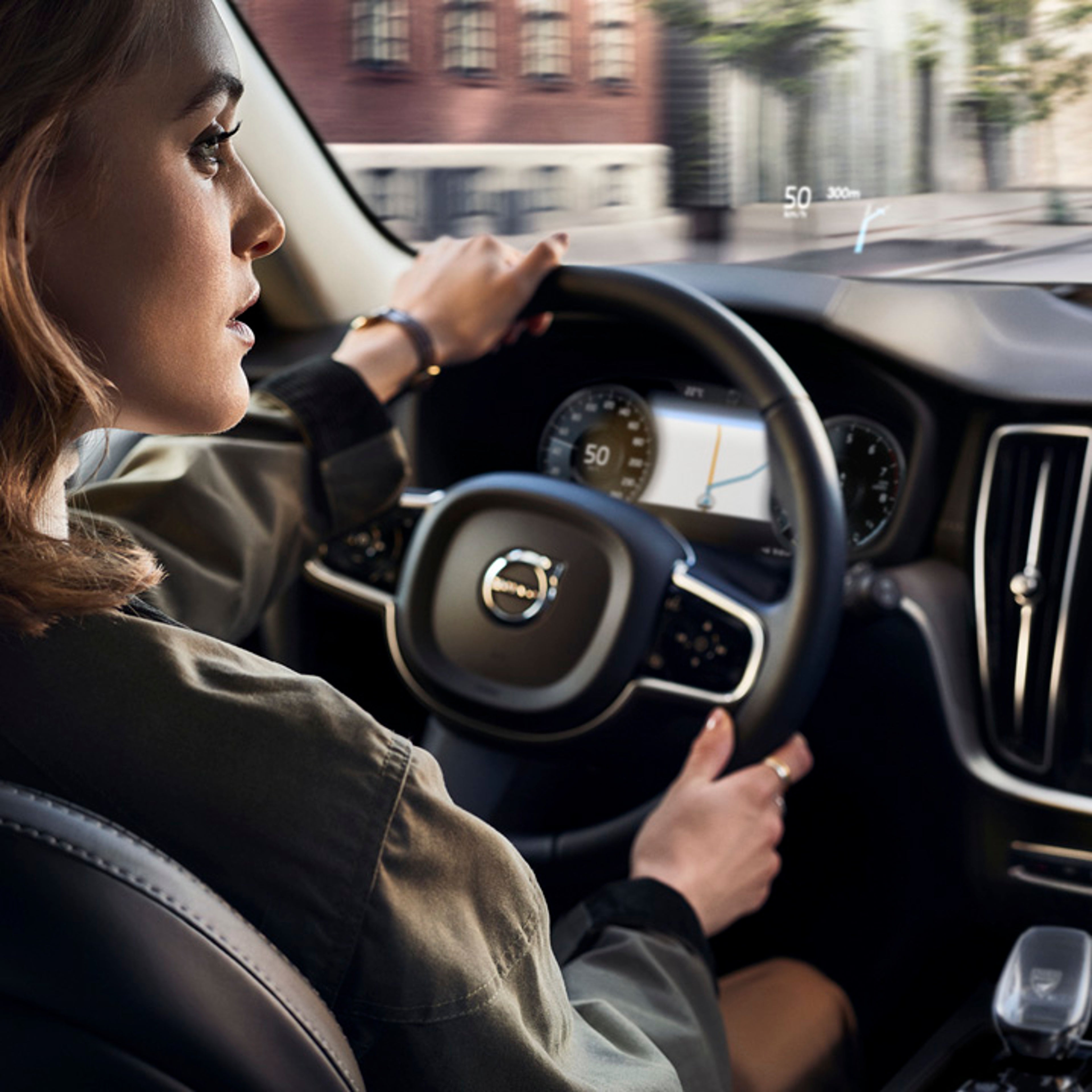 Una mujer dentro del habitáculo de un Volvo