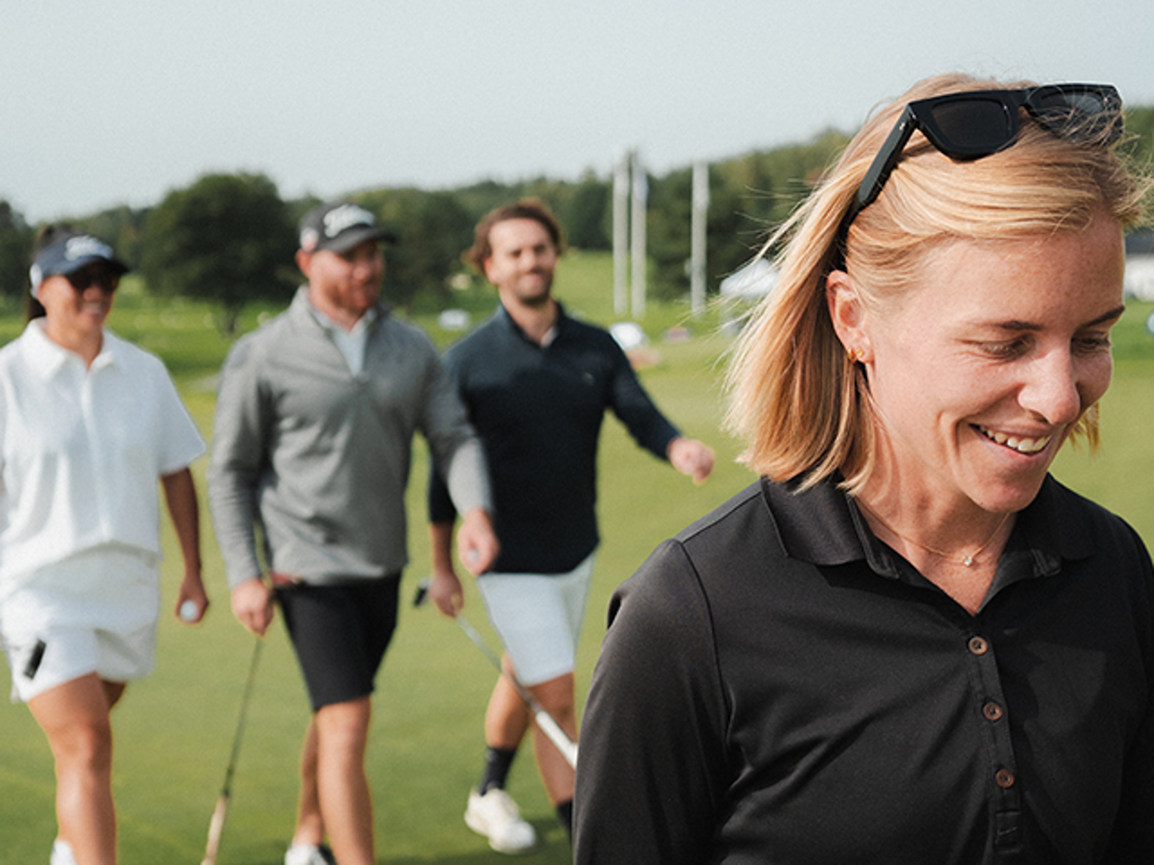 Ett gäng golfare går på en golfbana