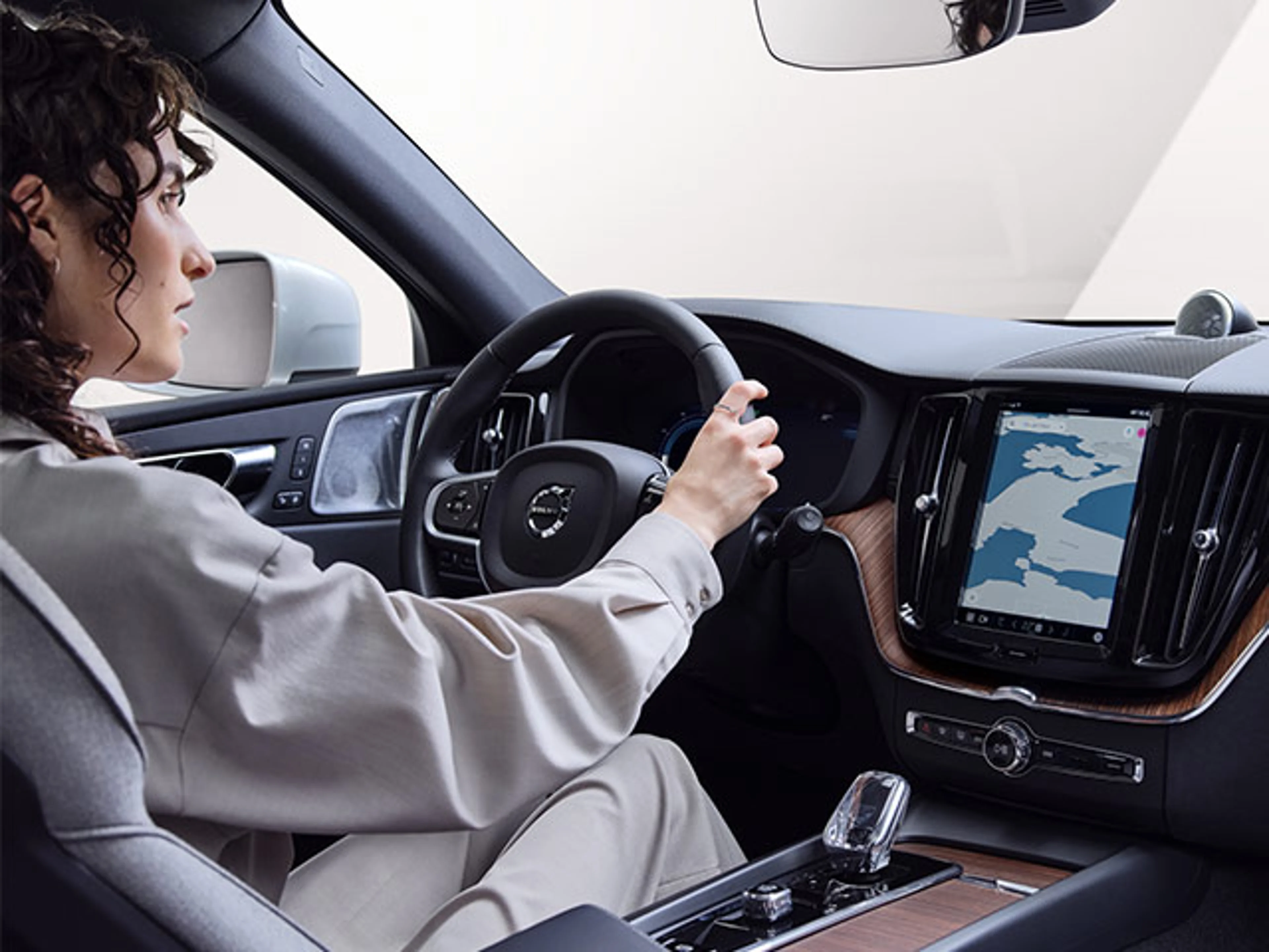 Kvinna kör Volvo