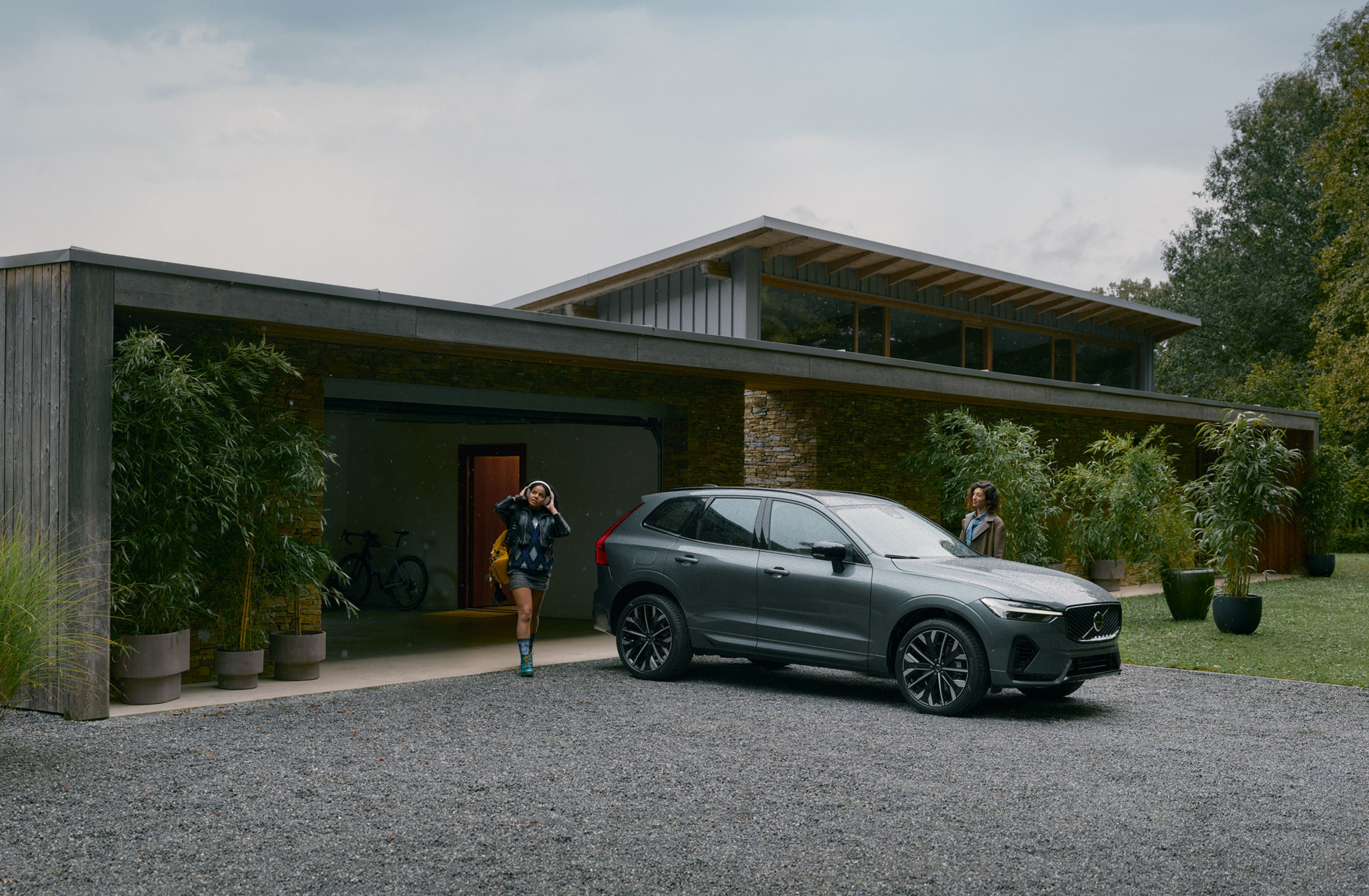 Volvo XC60 vo farbe Denim Blue zaparkované pri dome