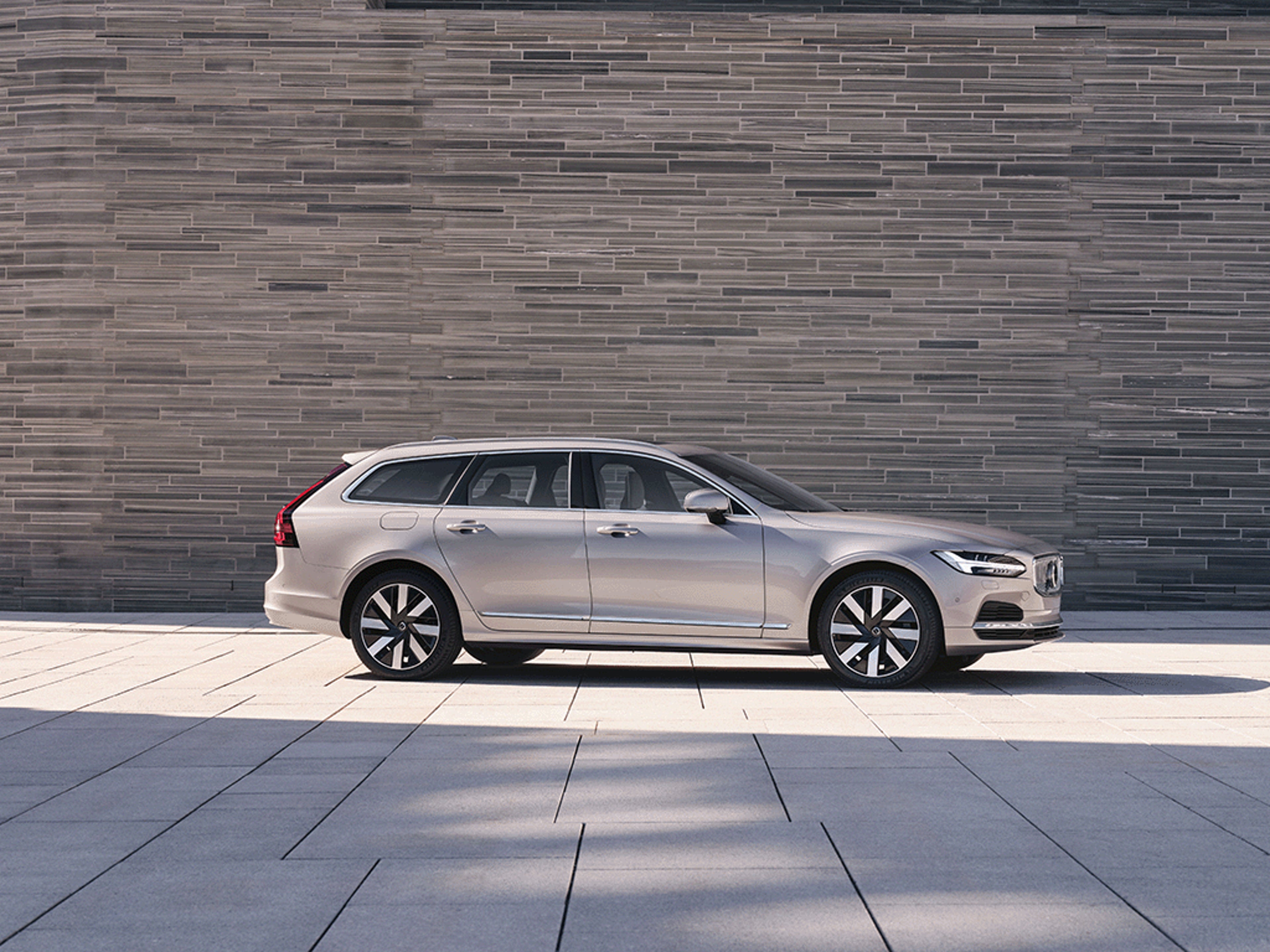 Seitenansicht eines Volvo V90.