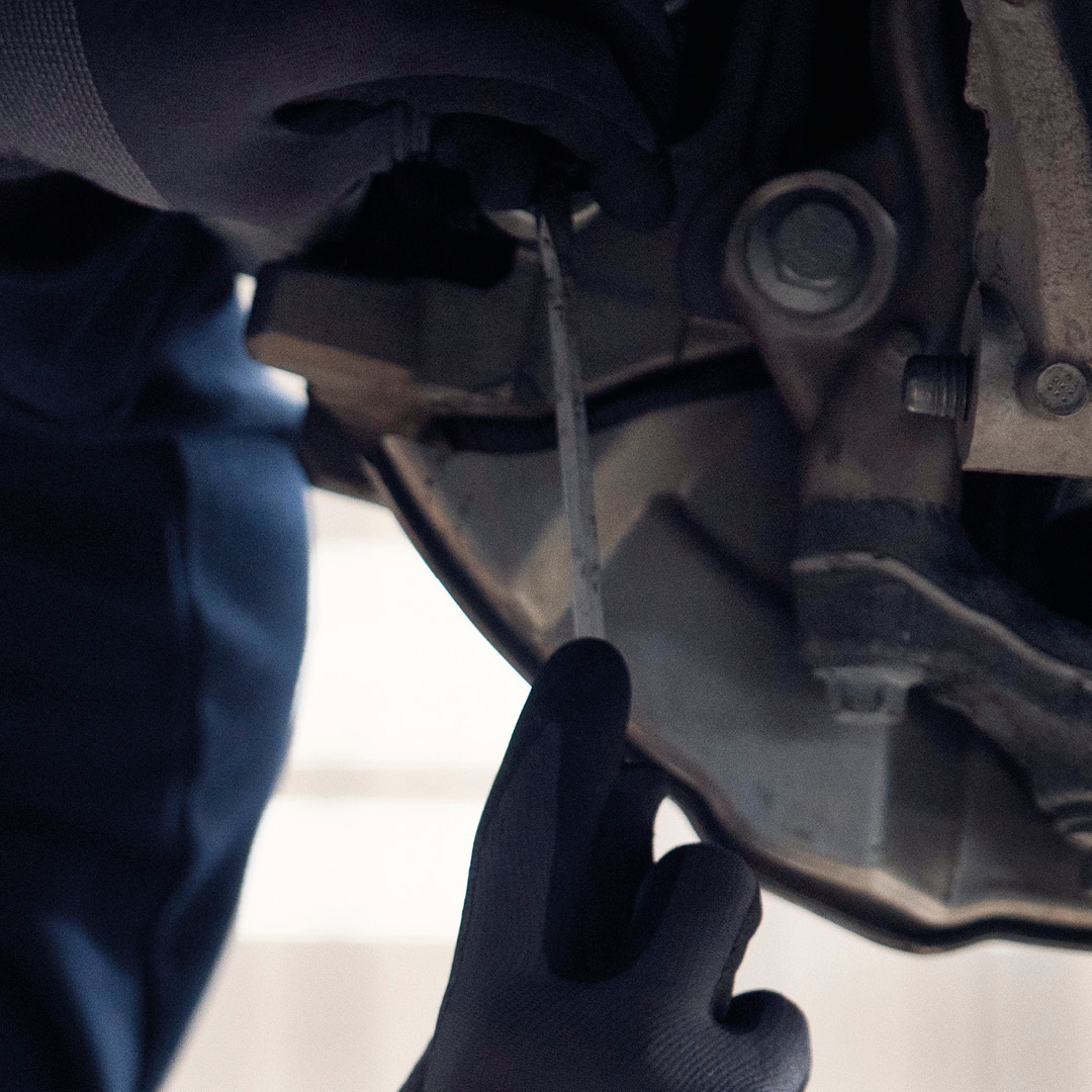 Pracownik Volvo naprawijący auto - serwis Volvo - wymiana części