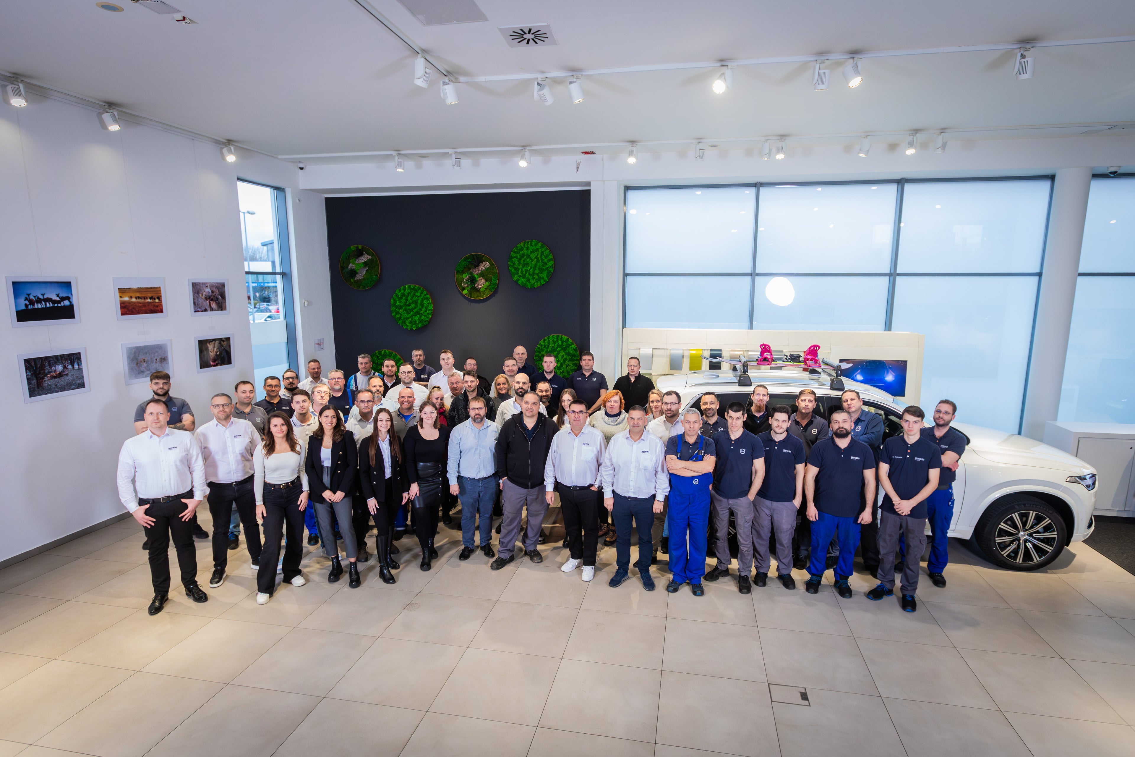 Csoportkép a Volvo Galéria munkatársairól