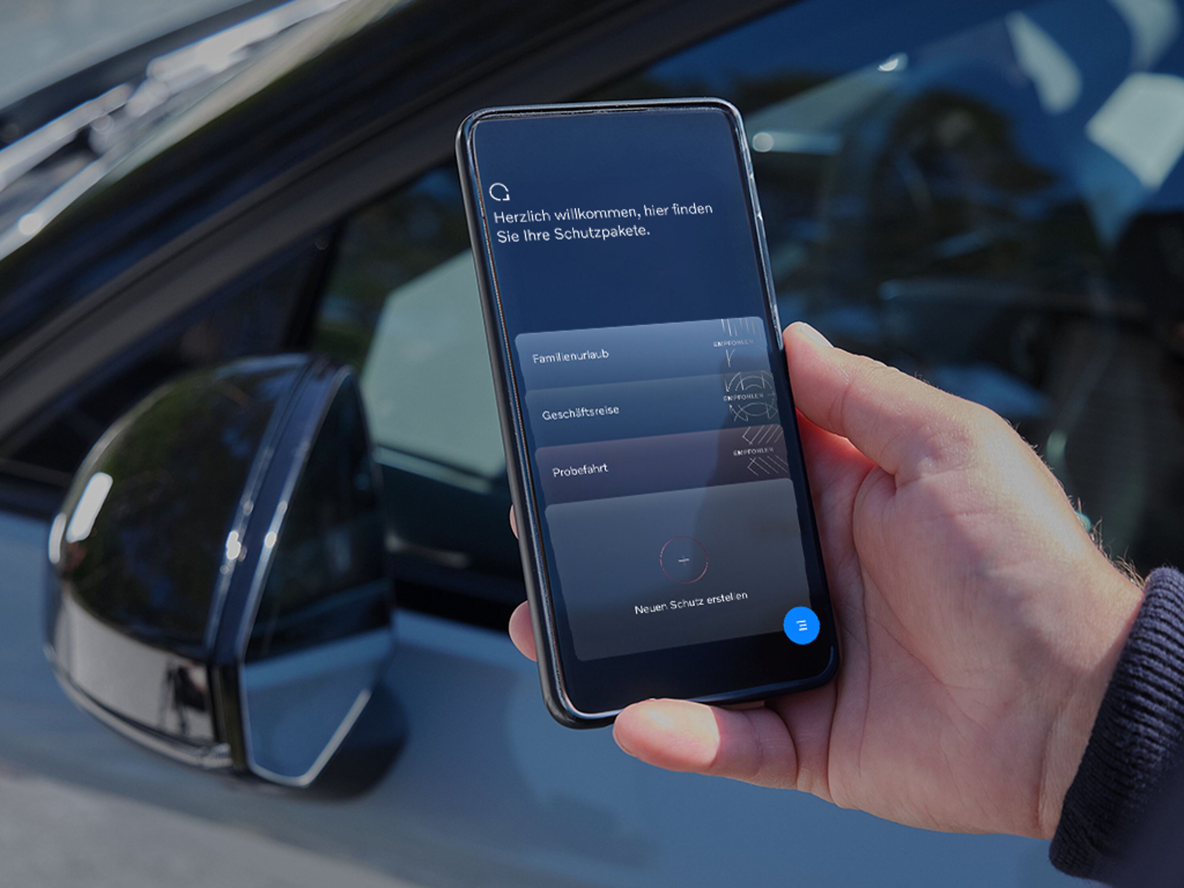 Ein Person hält ein Smartphone auf dem die Volvo Car Protection App geöffnet ist.