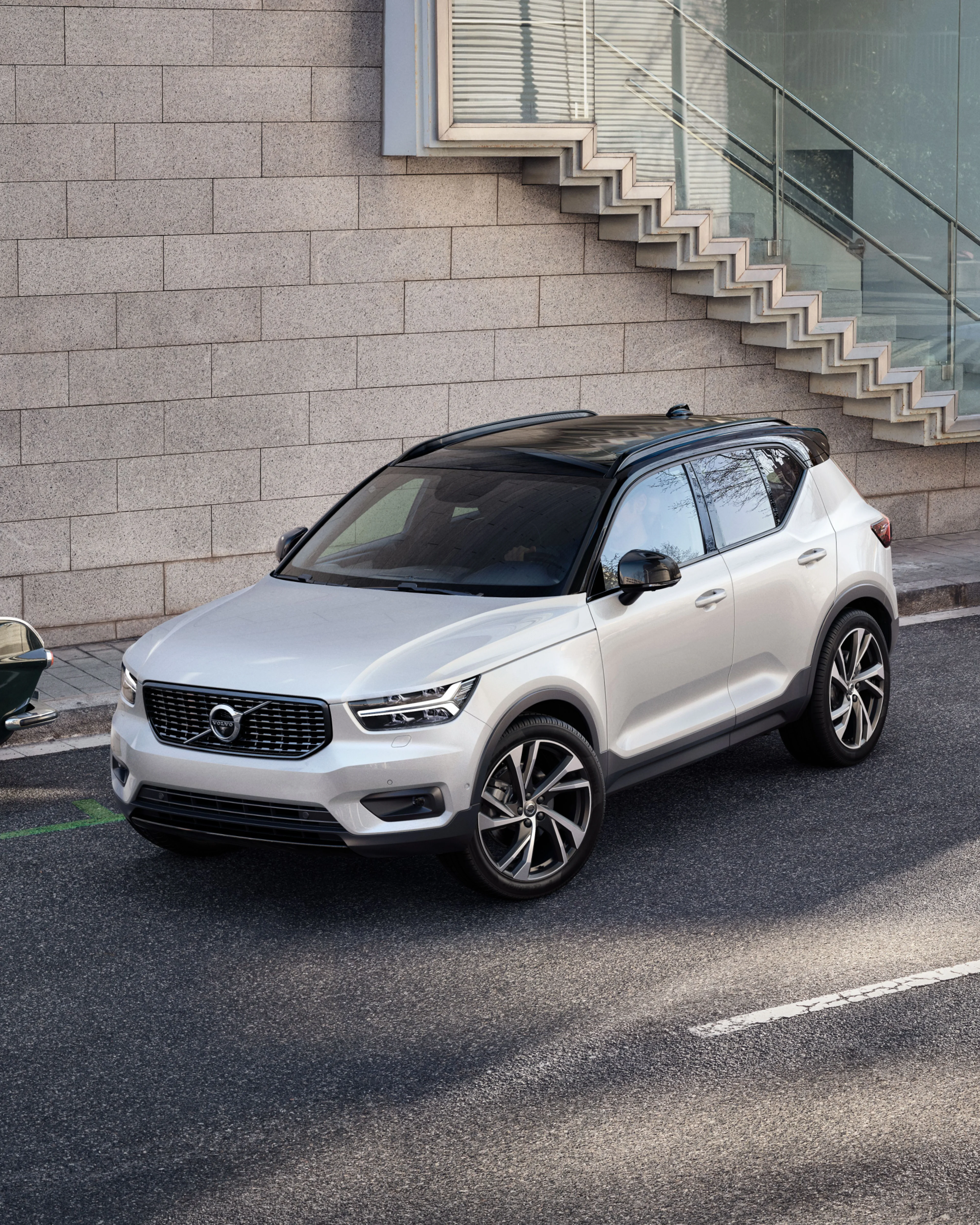 Ein grauer XC40 parkt rückwärts ein.