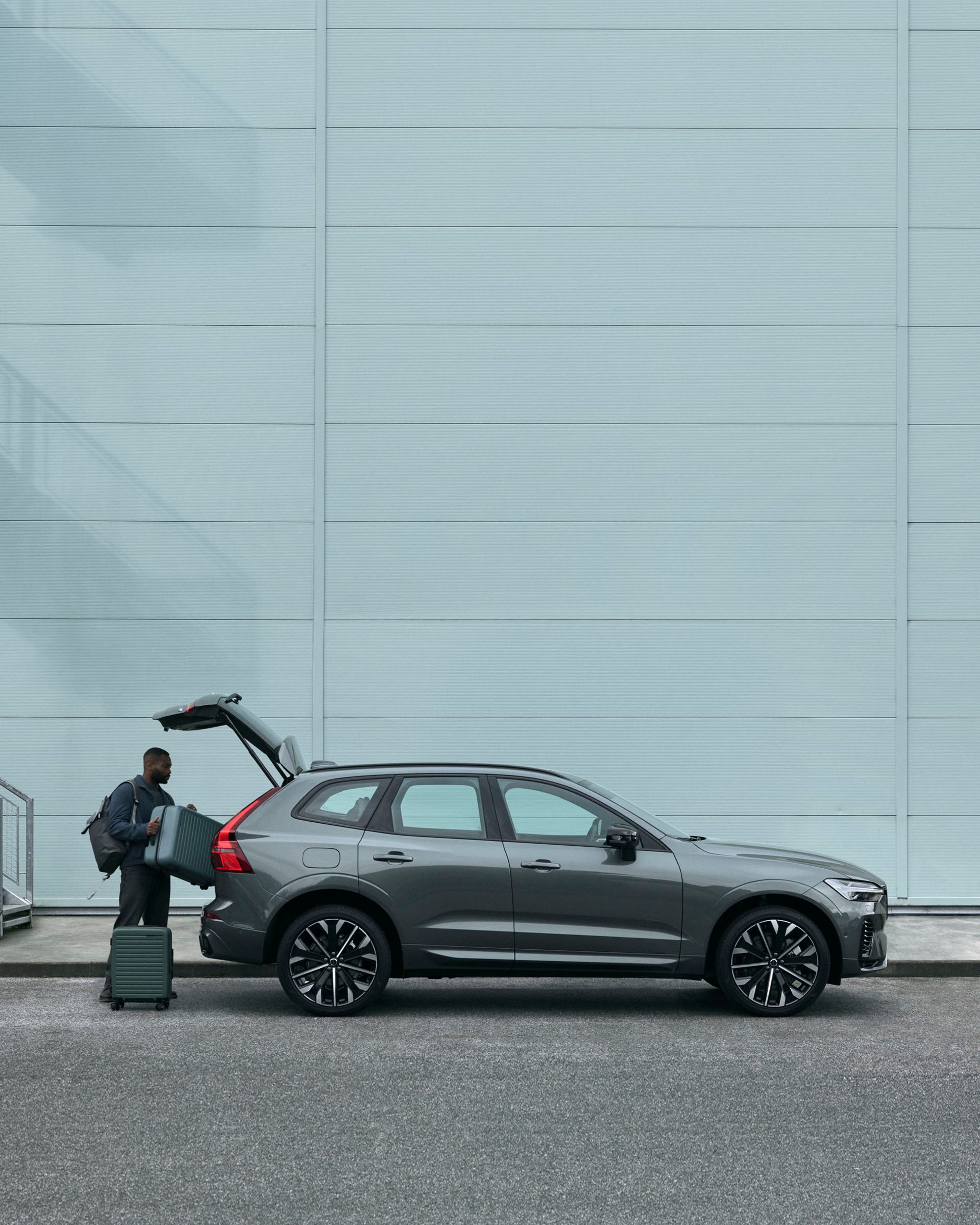 Volvo XC60 SUV mediano siendo cargado de equipaje el maletero