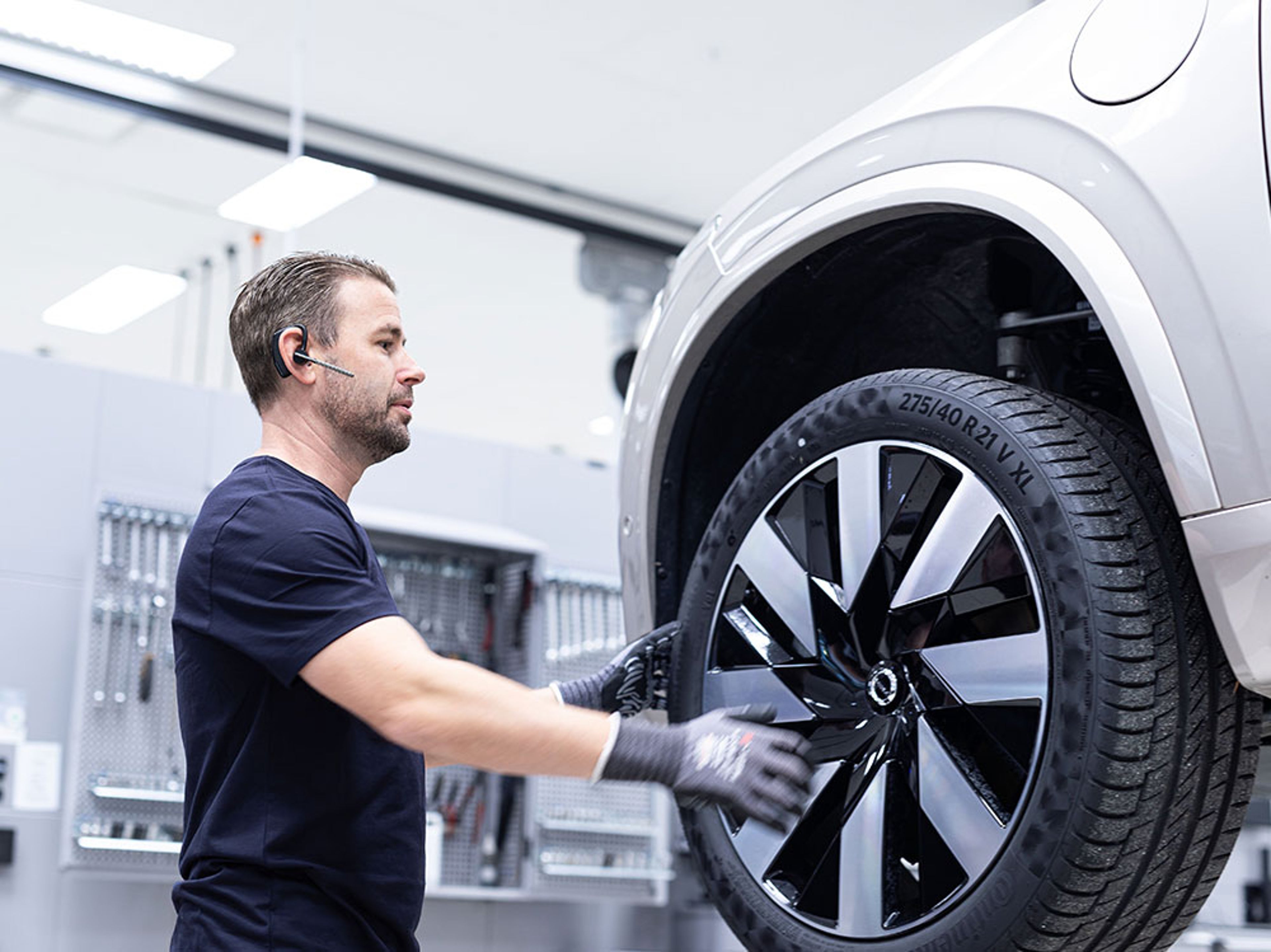 Mécanicien Volvo en intervention sur la roue d'un SUV Volvo