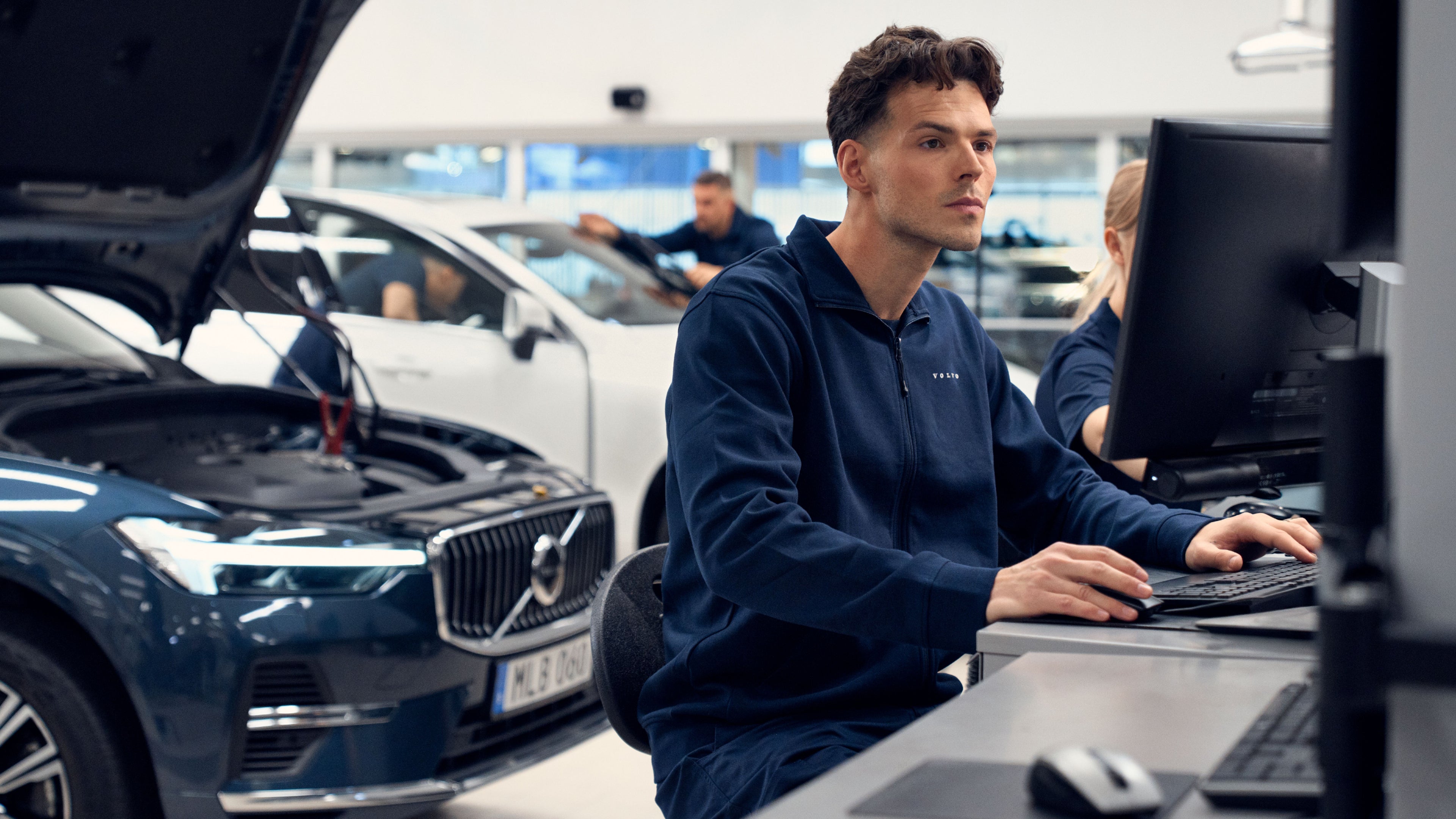 Ein Volvo Mitarbeiter schaut konzentriert auf einen Monitor.