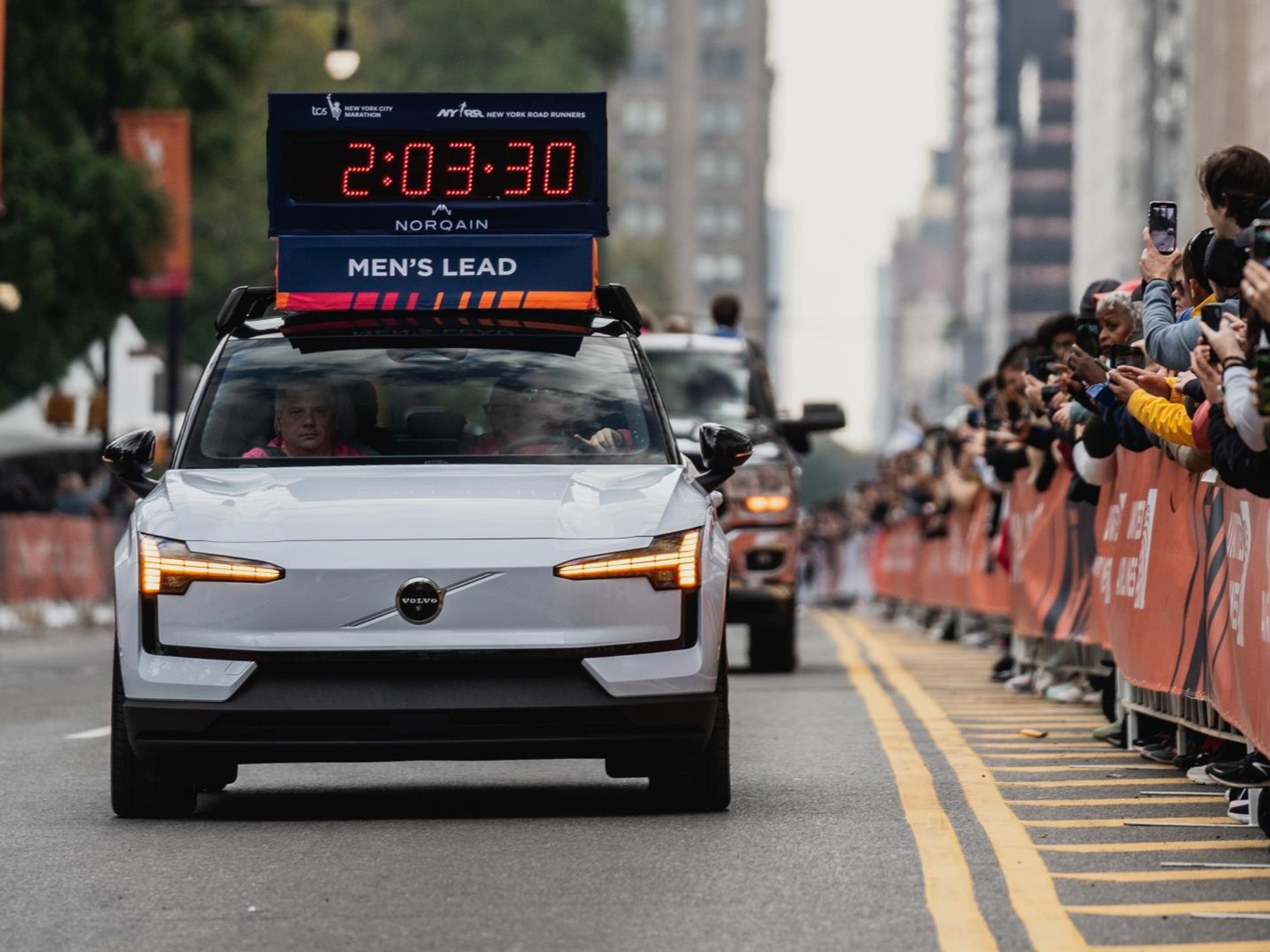 Volvo Cars running club - Volvo EX30 driving in New York Marathon