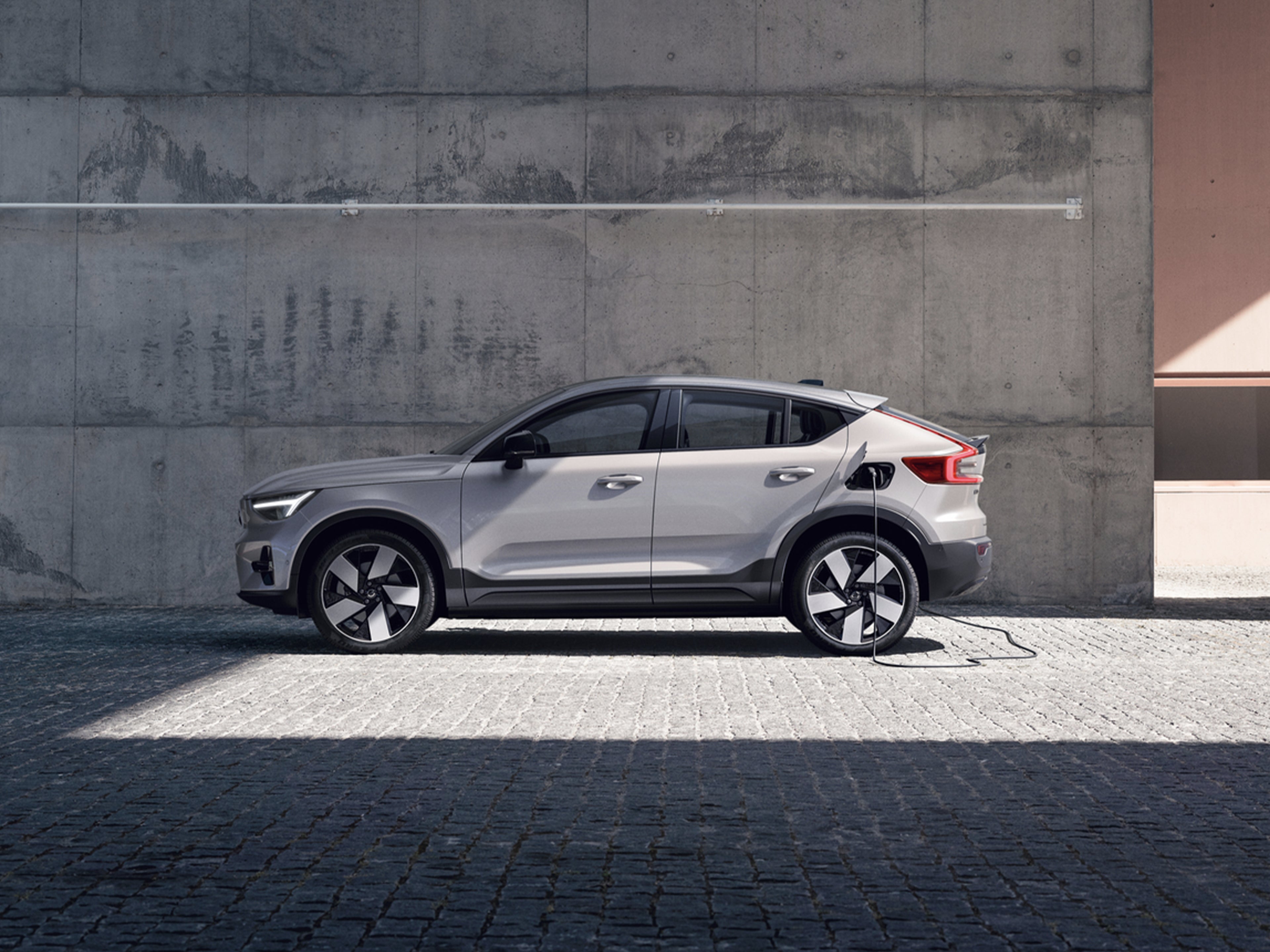 Ein Volvo C40 lädt an einer Ladestation.