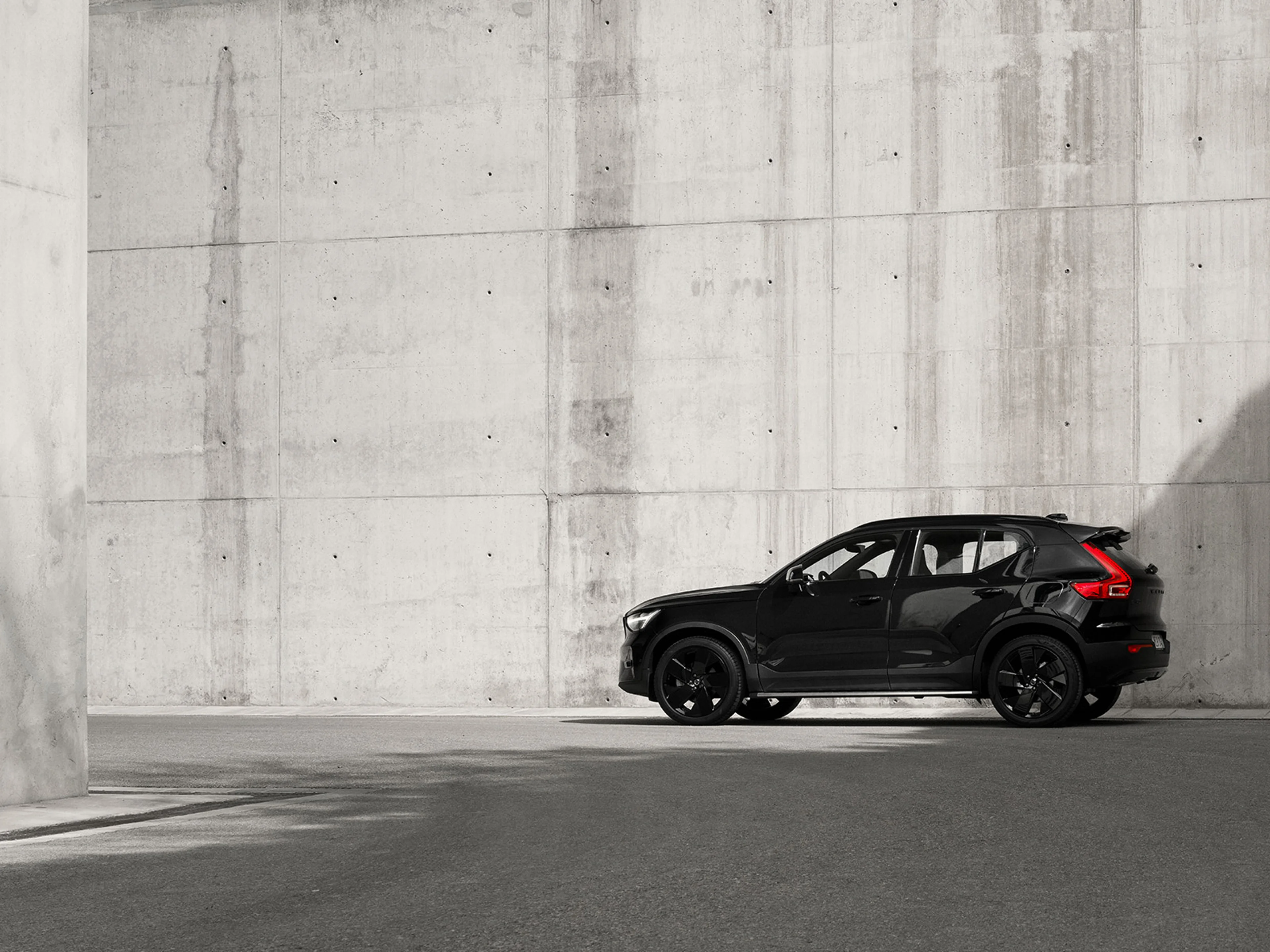 EX40 Black Edition vänd åt vänster