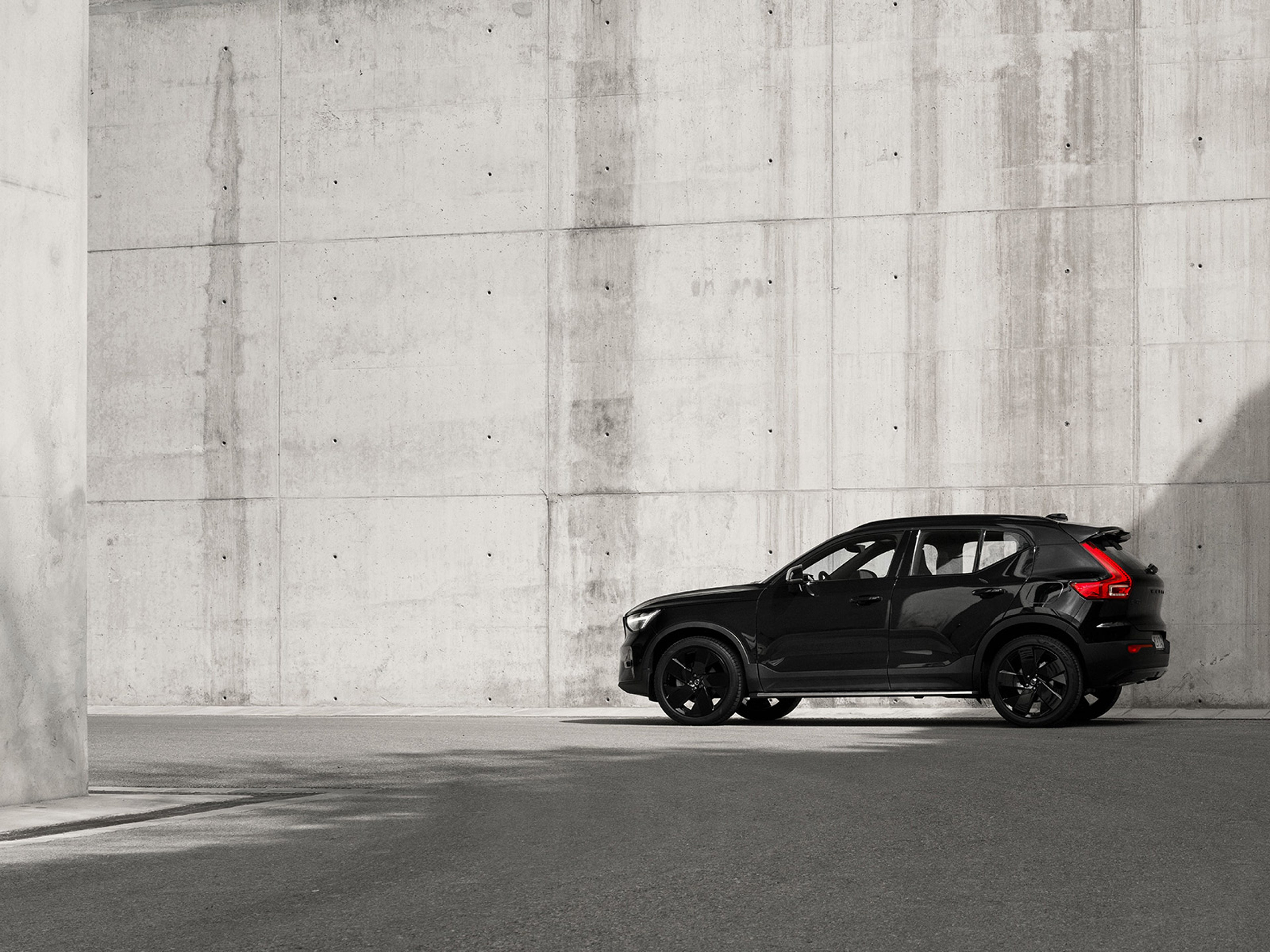 EX40 Black Edition vänd åt vänster