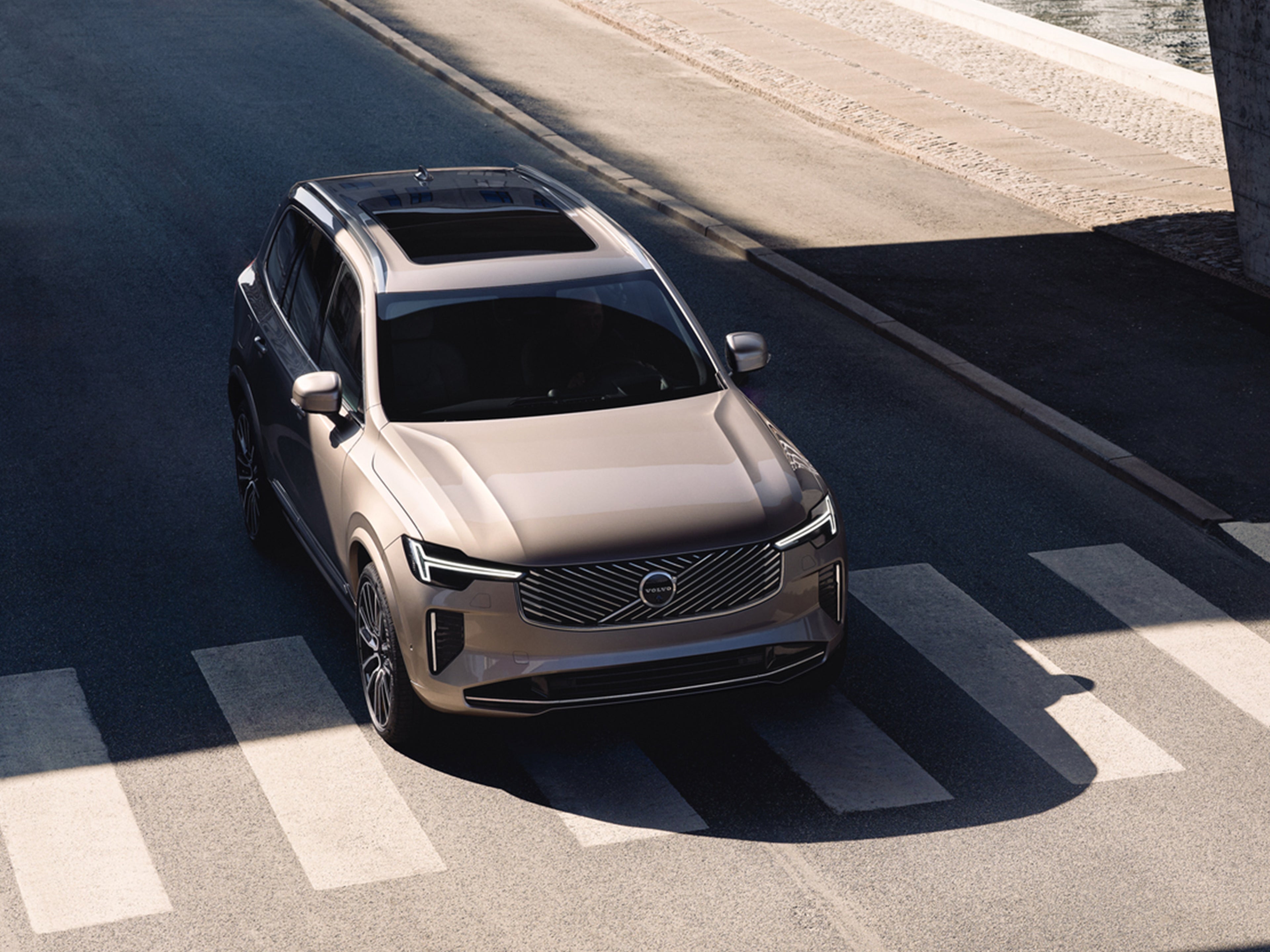 Bright Dusk -värinen Volvo XC90 lataushybridifarmari ajaa kadulla.