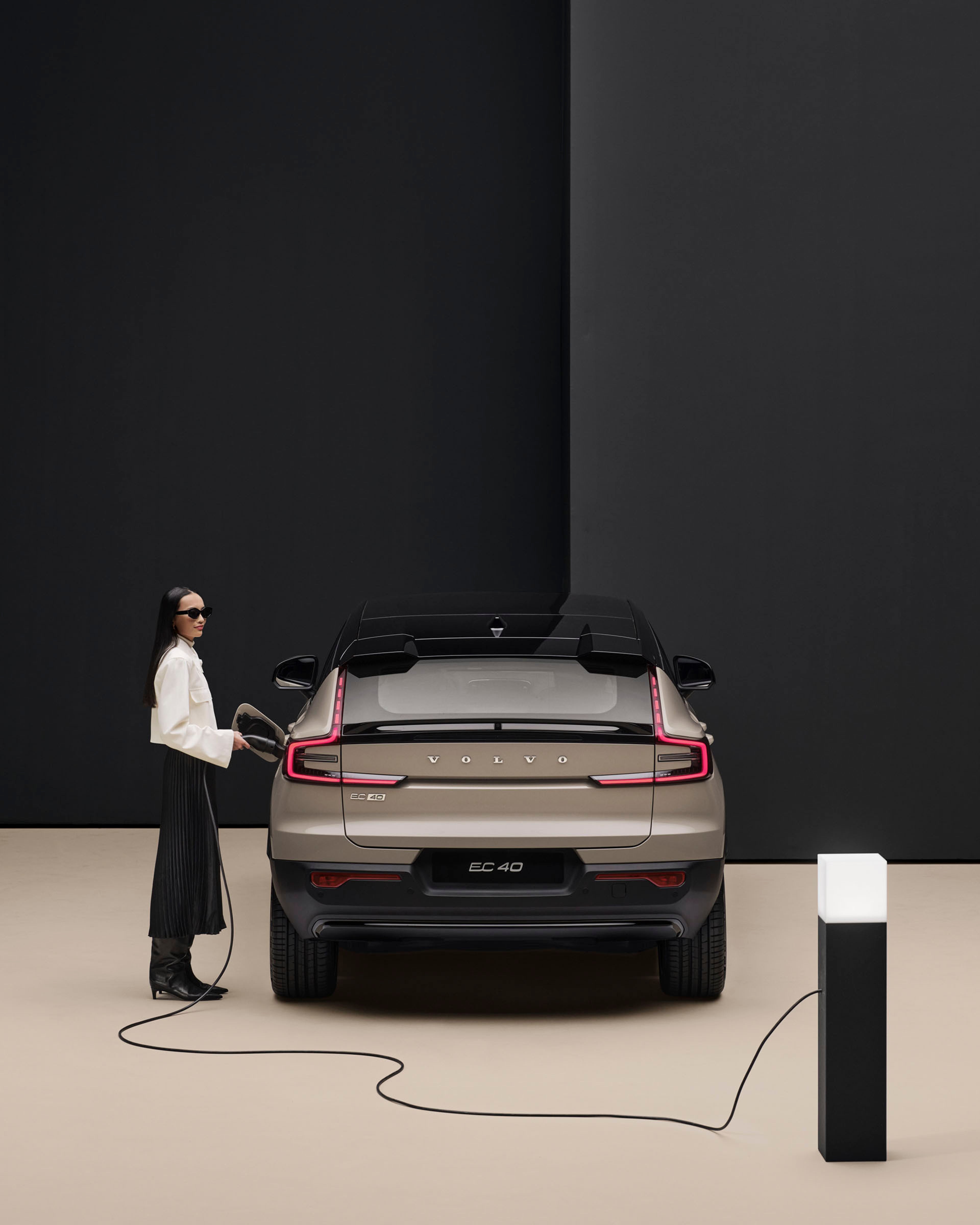 Una mujer recargando un Volvo EC40