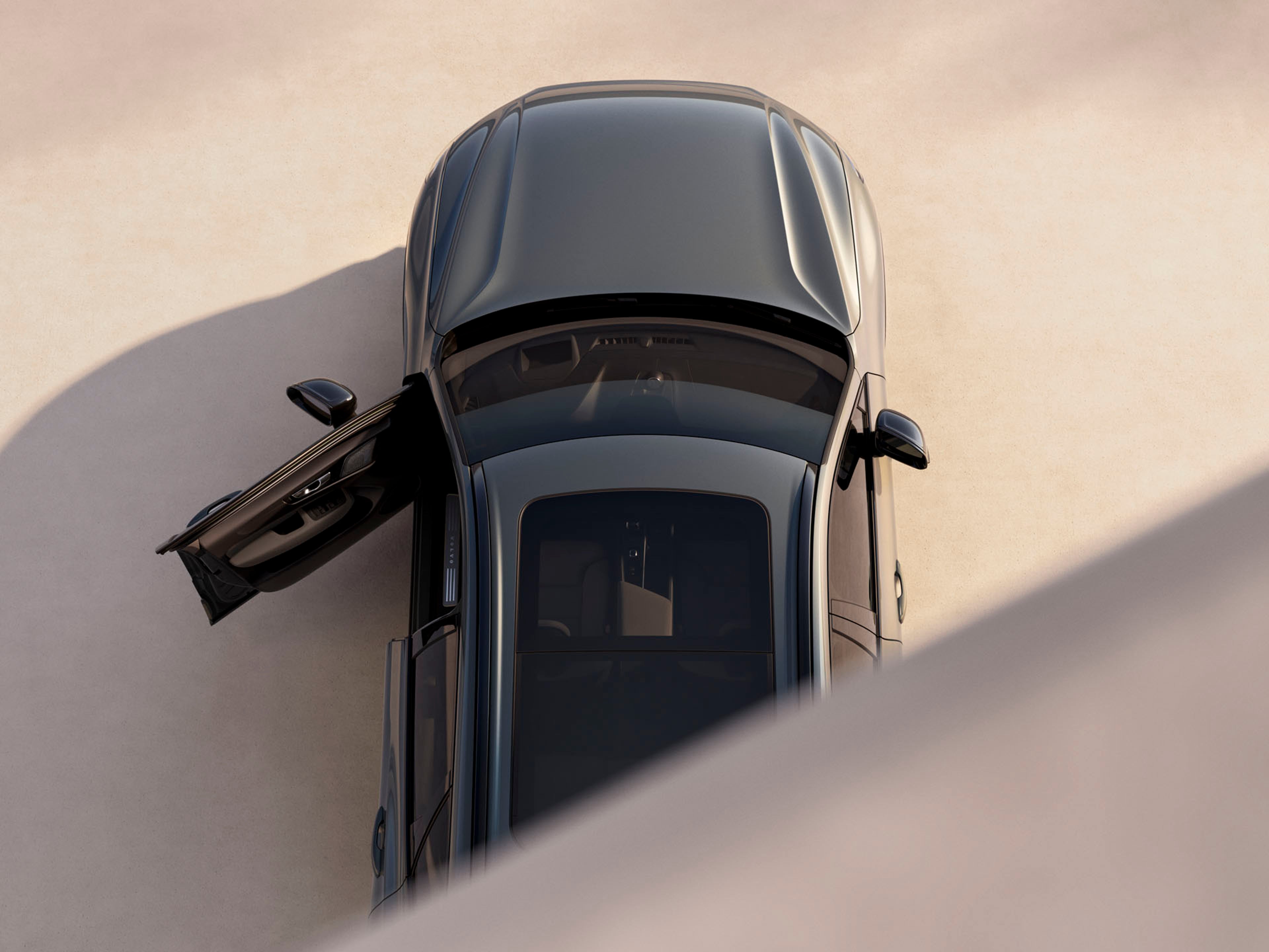 Volvo XC60 mild hybrid vista aéra destacando su techo solar panorámico