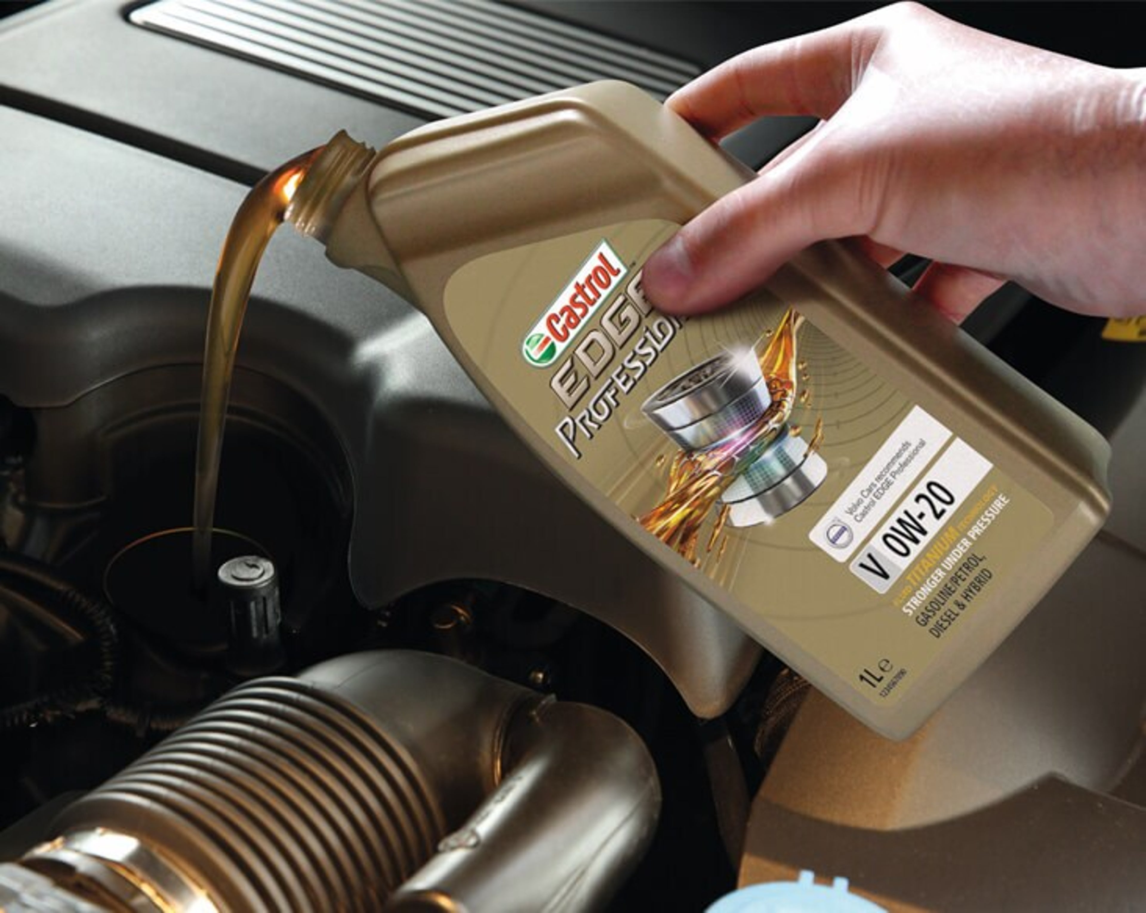 Сотрудник Вольво заливает масло в мотор