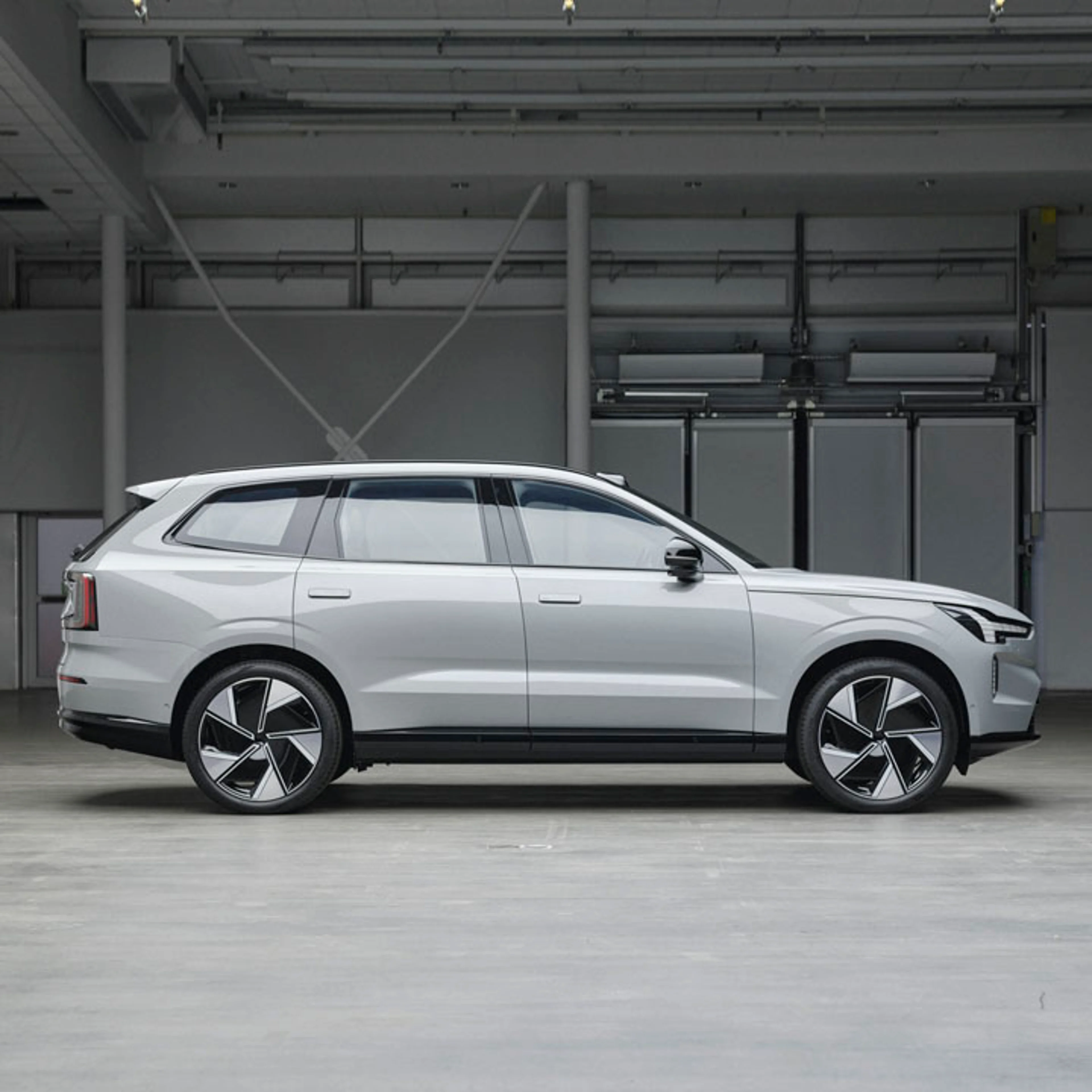 Volvo EX90 SUV vista lateral eléctrico