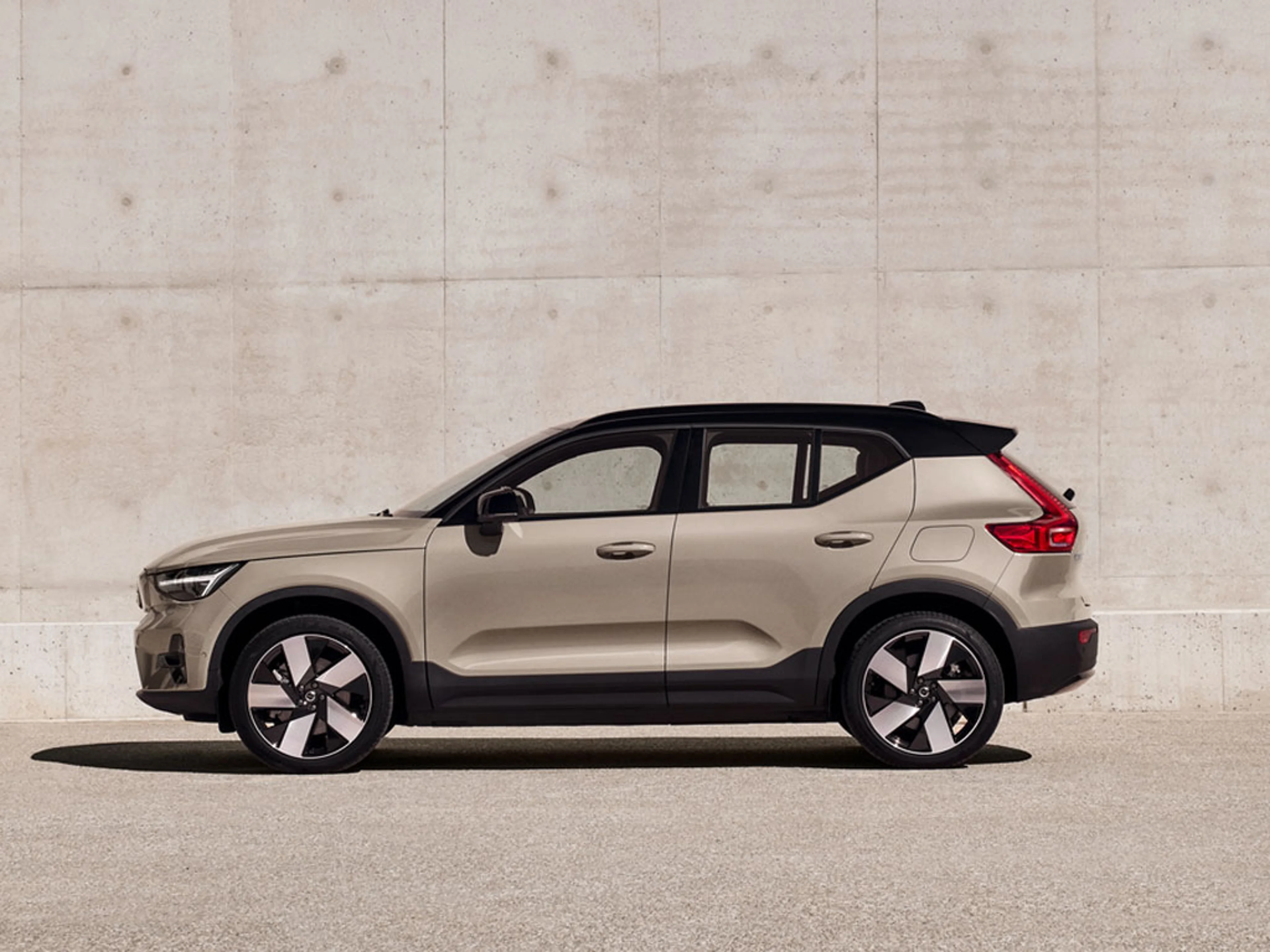 Beige EX40 sett fra siden med betongbakgrunn