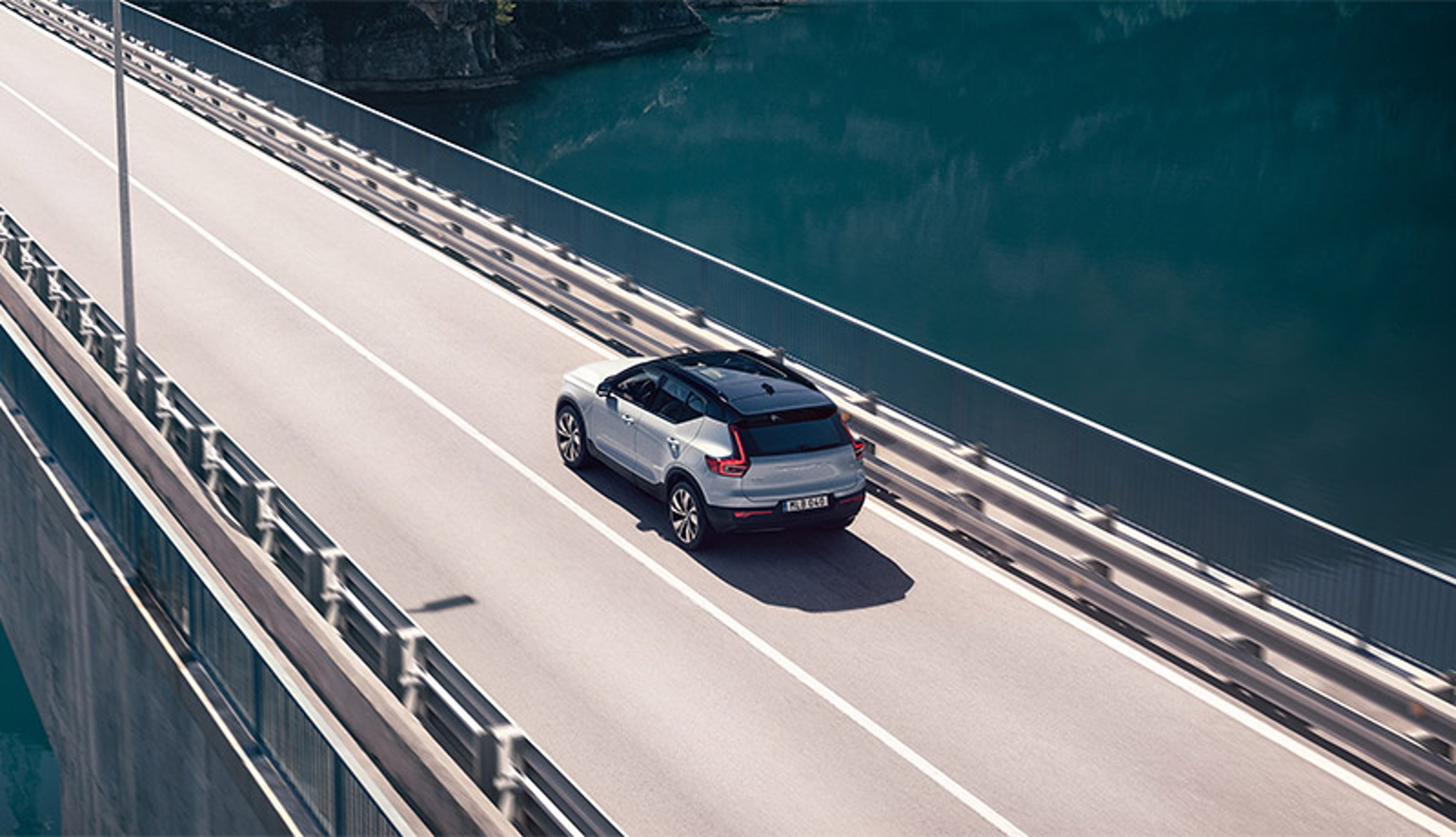 Volvo traversant un pont vu de dessus