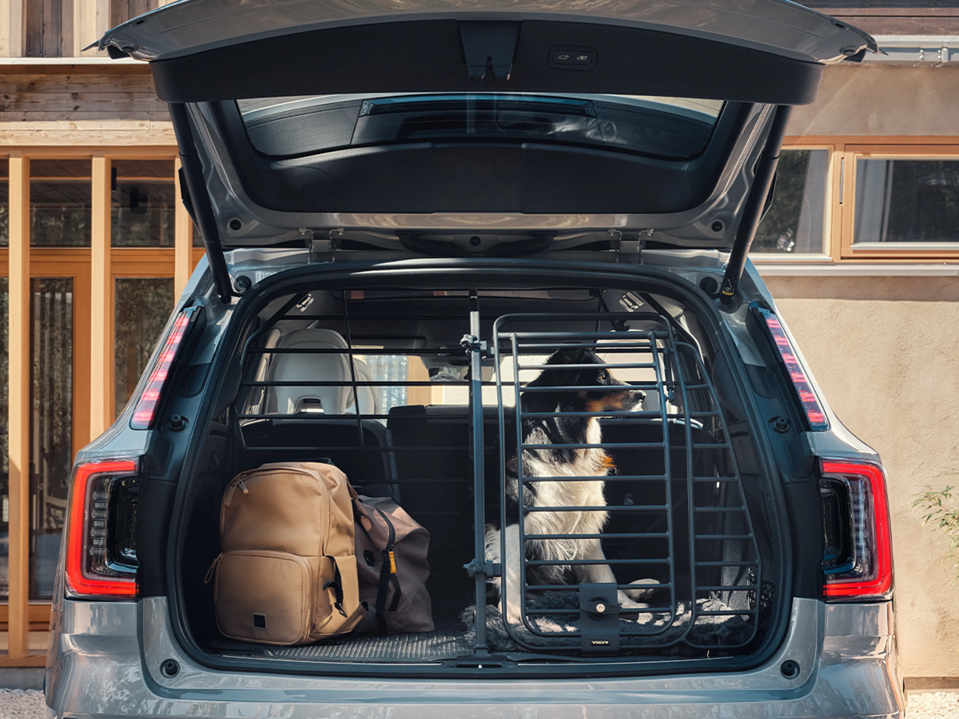 Hund i hundbur i en Volvo EX90.