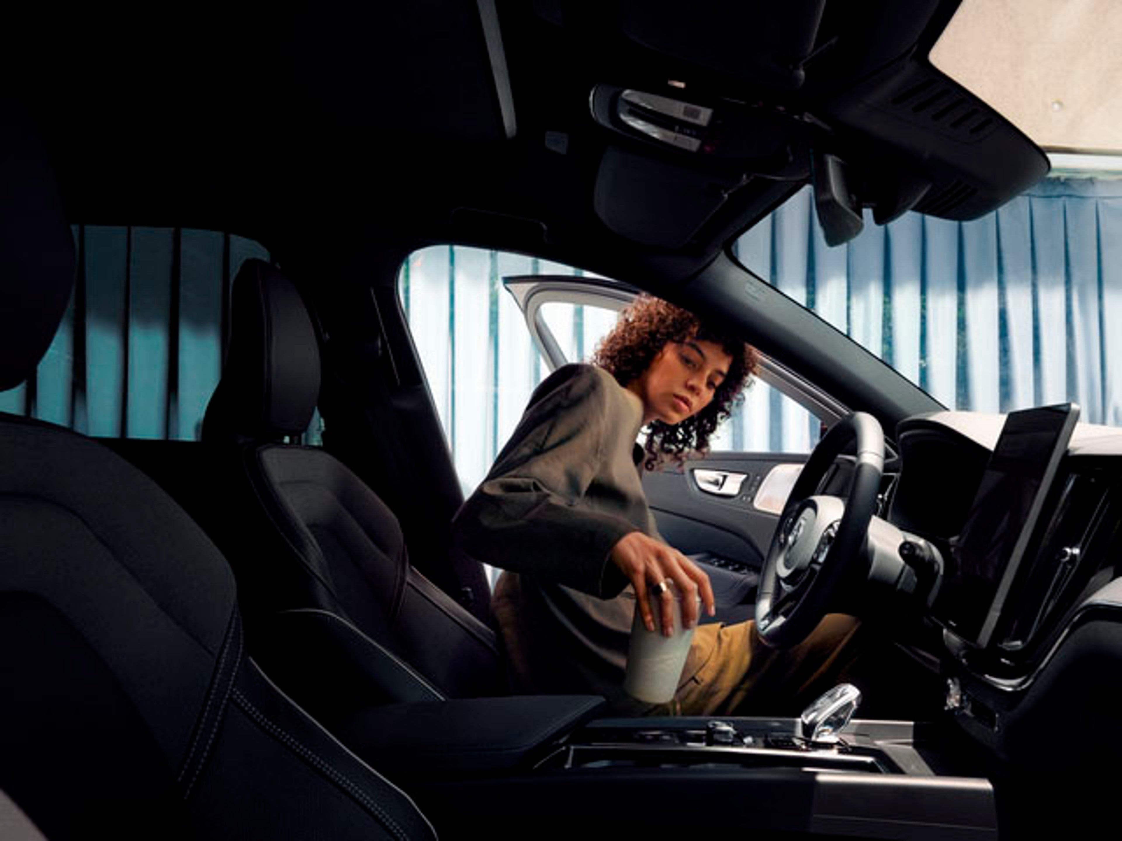 Una mujer entrando dentro del habitáculo de un Volvo
