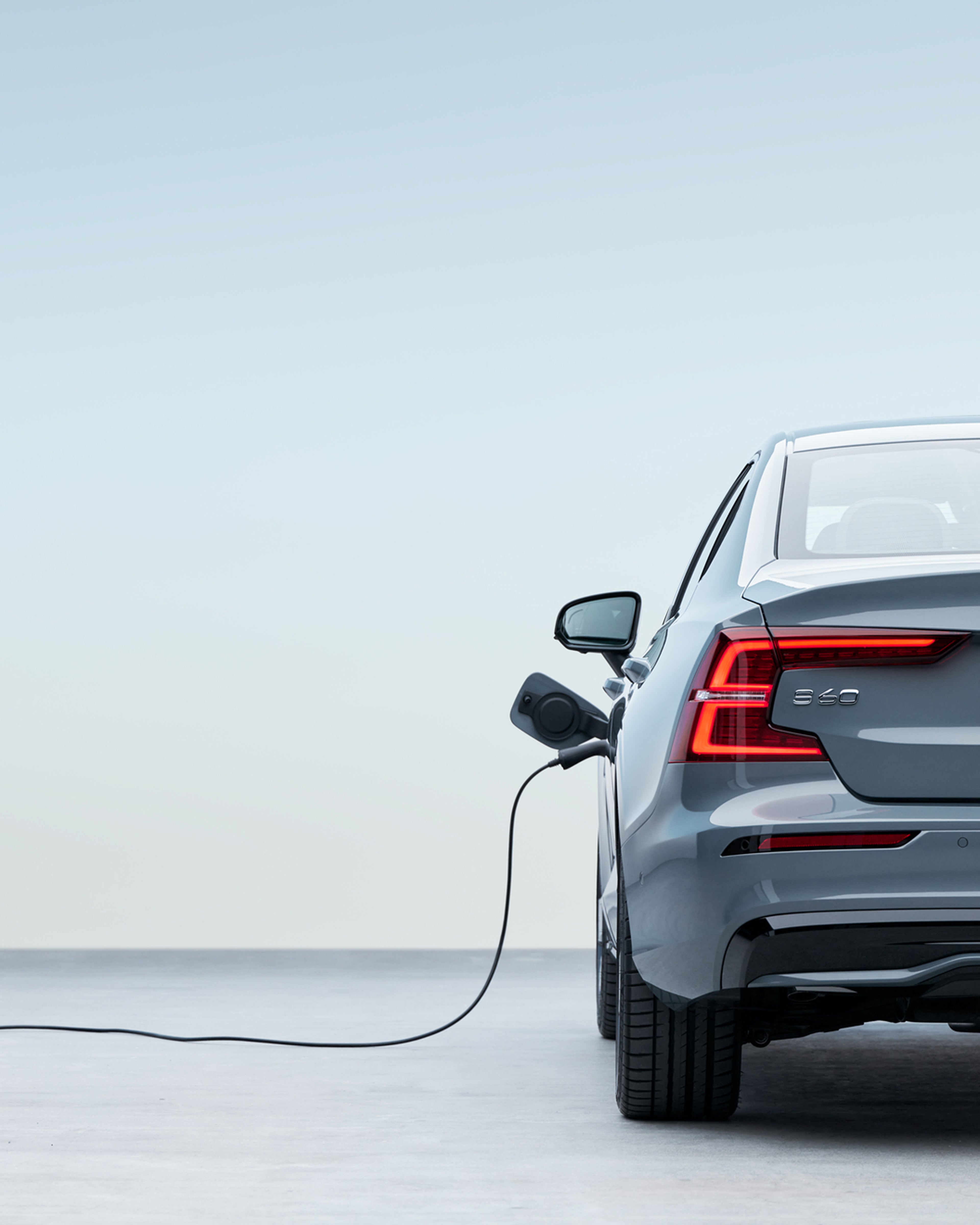 Grå S60 sett bakfra mens den lader