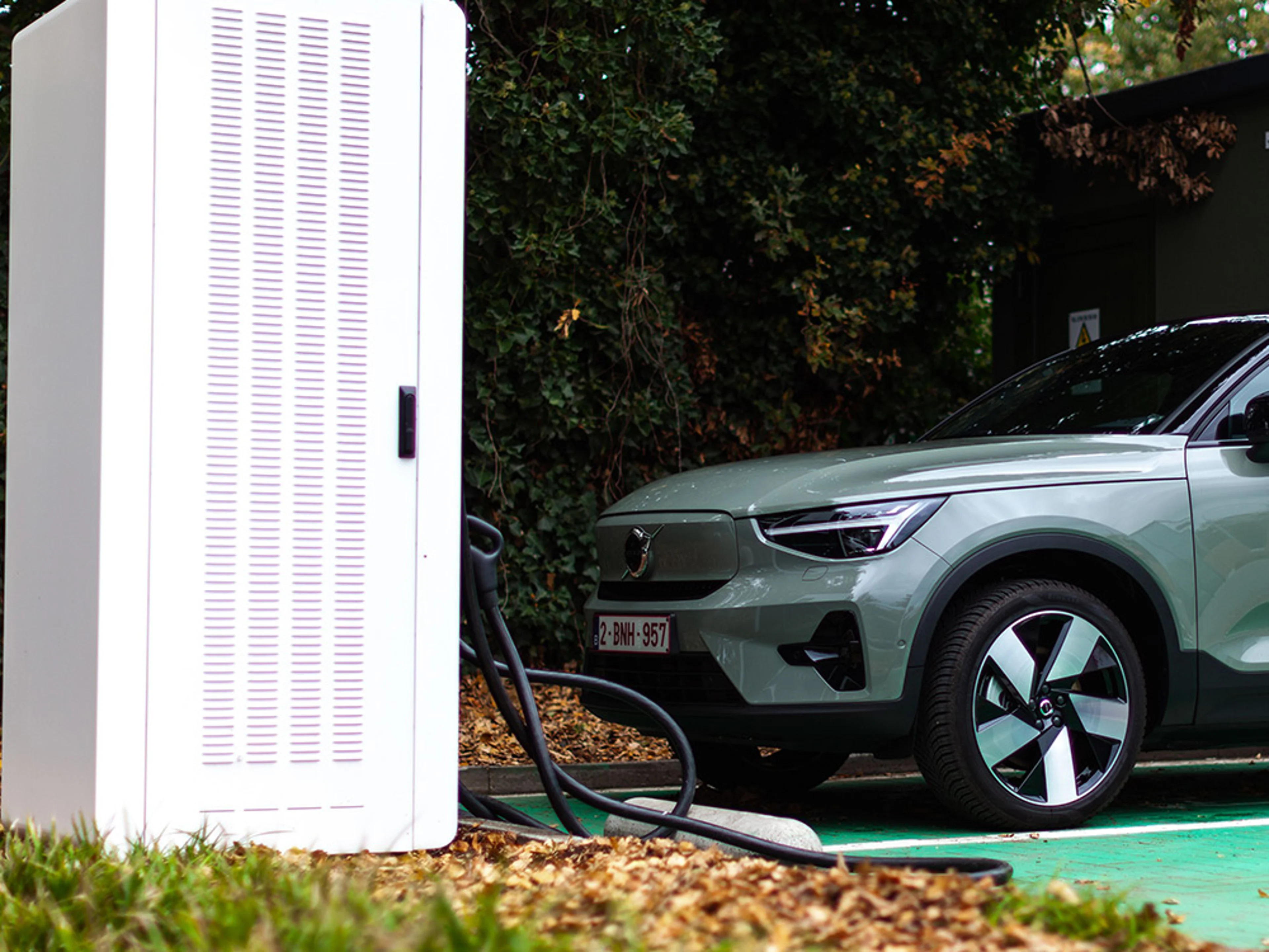 Une Volvo électrique se recharge à une borne de recharge rapide.