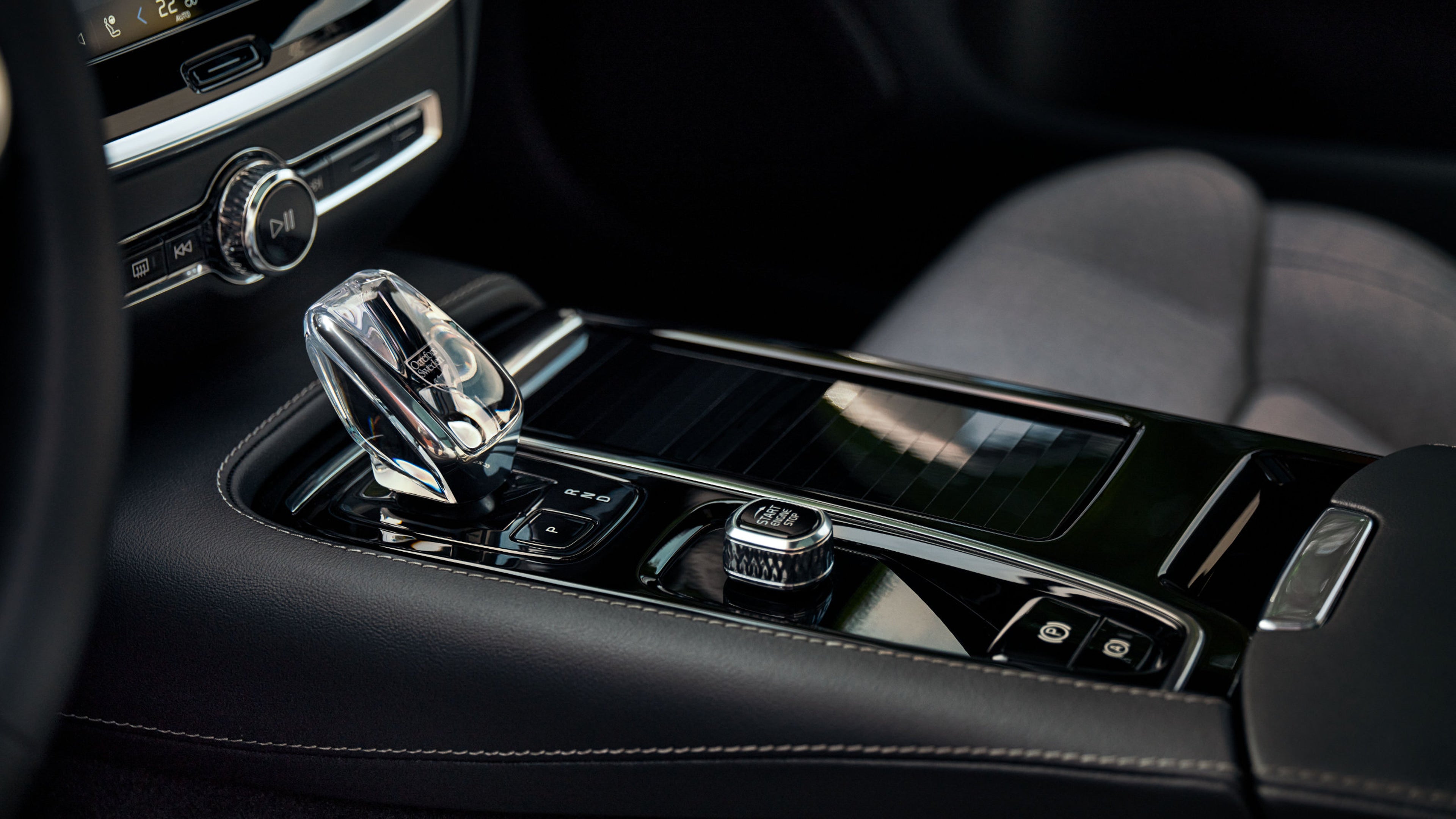 Ein Schalthebel mit Kristallglas und der mittlere Board Computer unter dem Schalthebel.