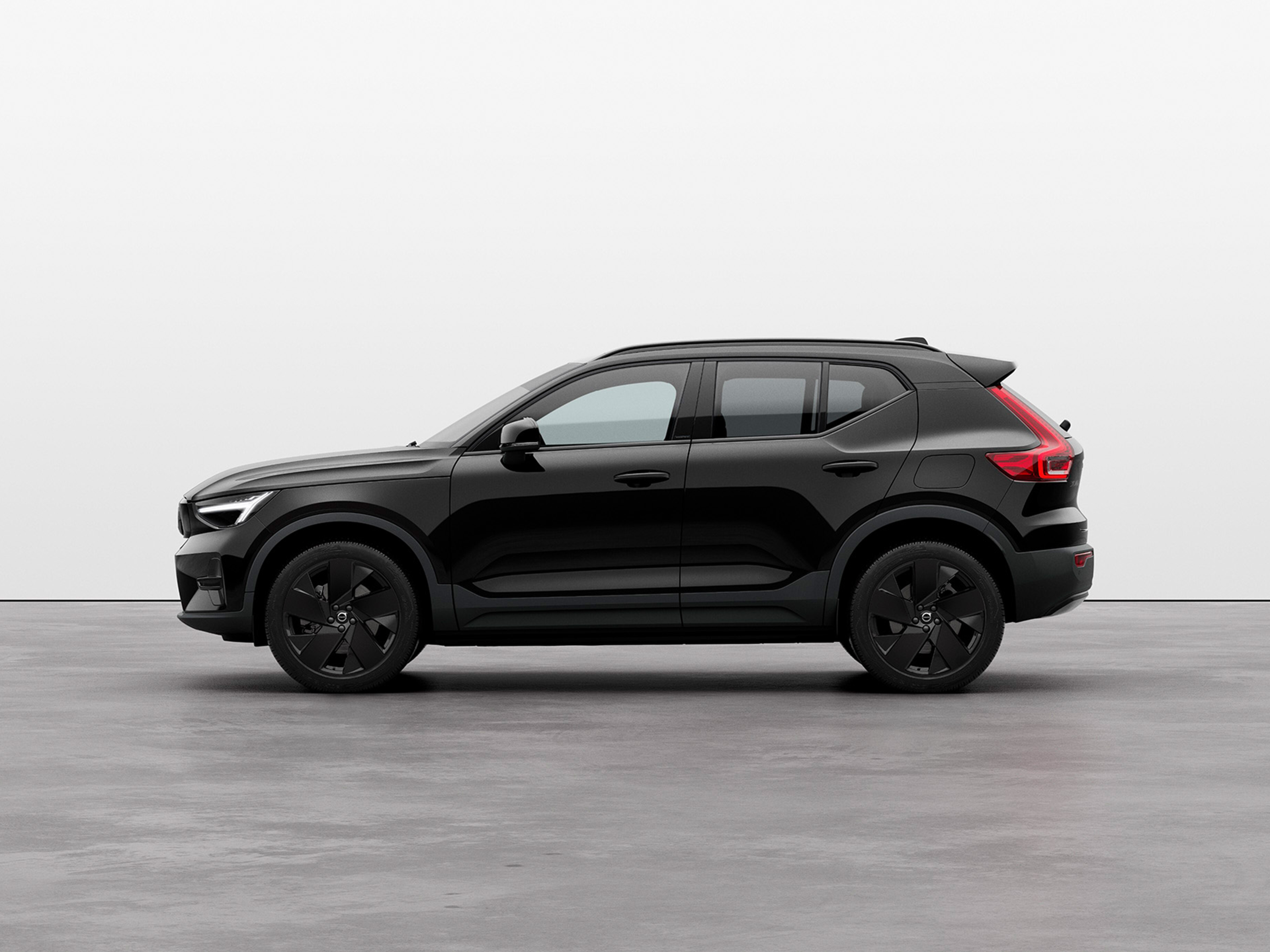 Seitenansicht des Volvo EX40 Black Edition.