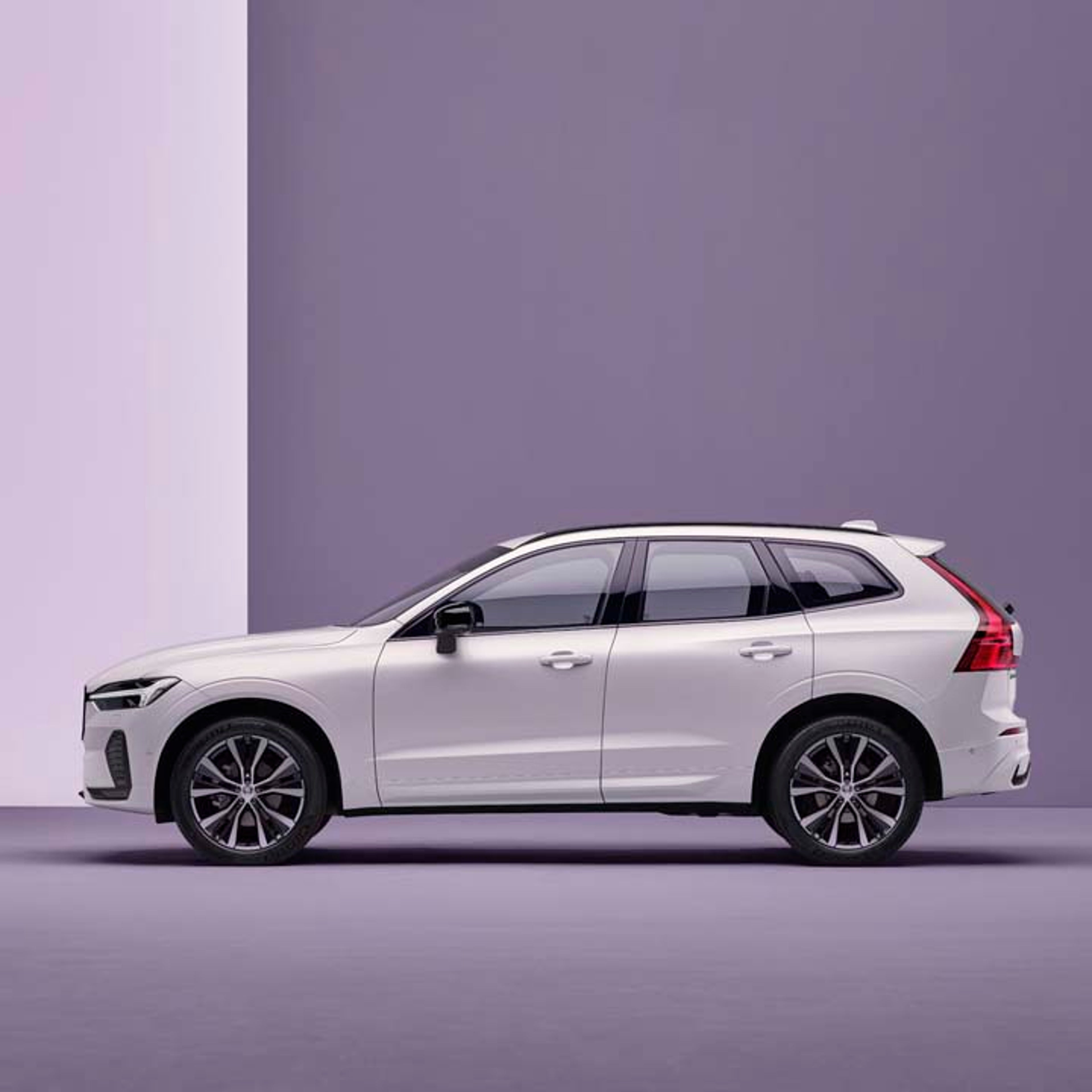 Volvo XC60 color blanco vista lateral con fondo morado
