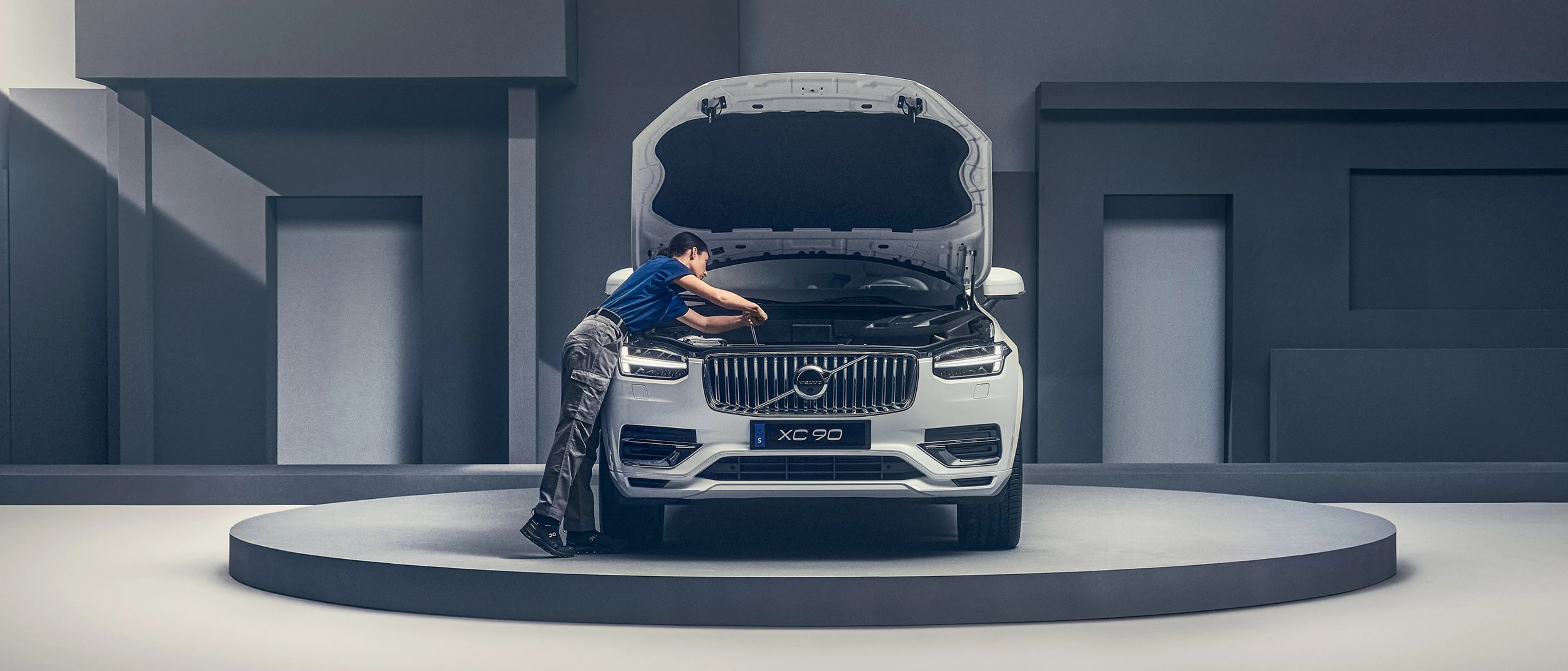 Femme réparant un Volvo XC90