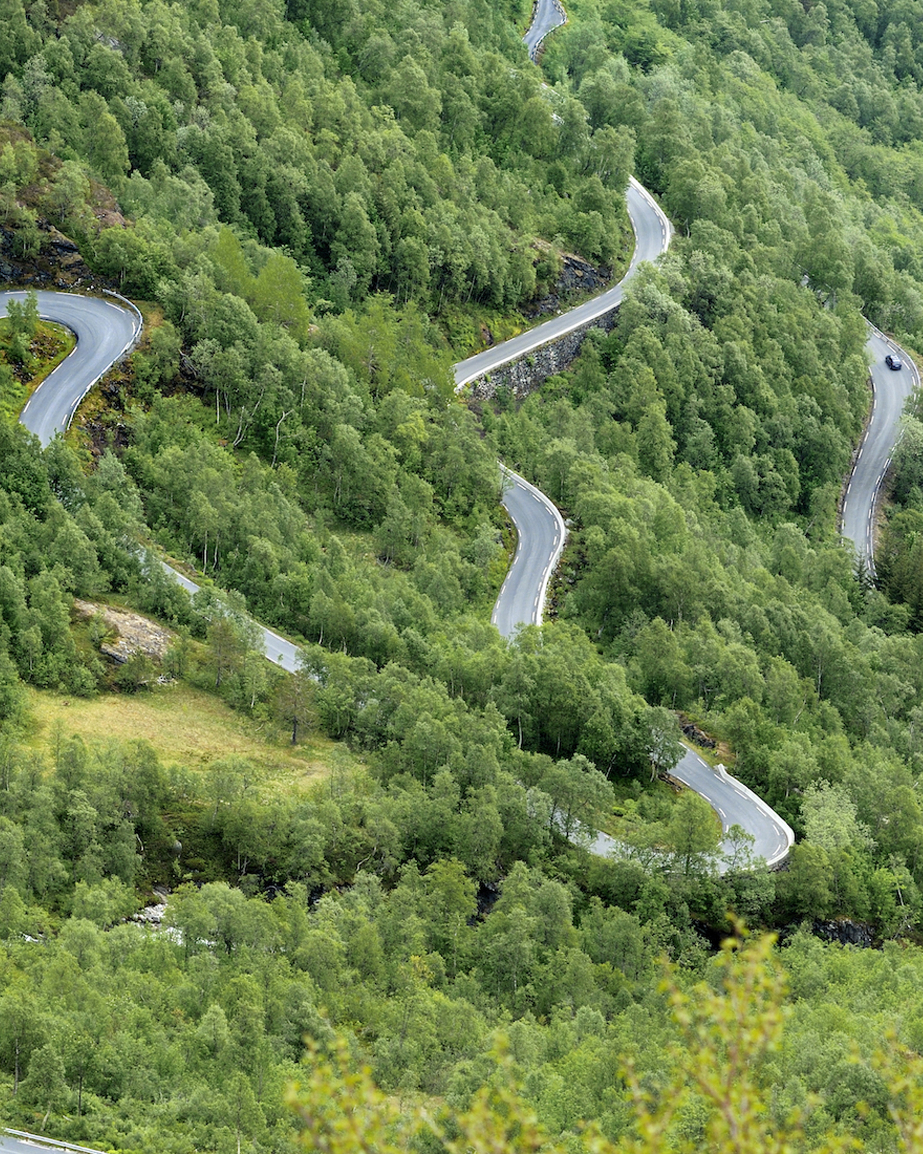 Svingete vei ned Gaularfjellet